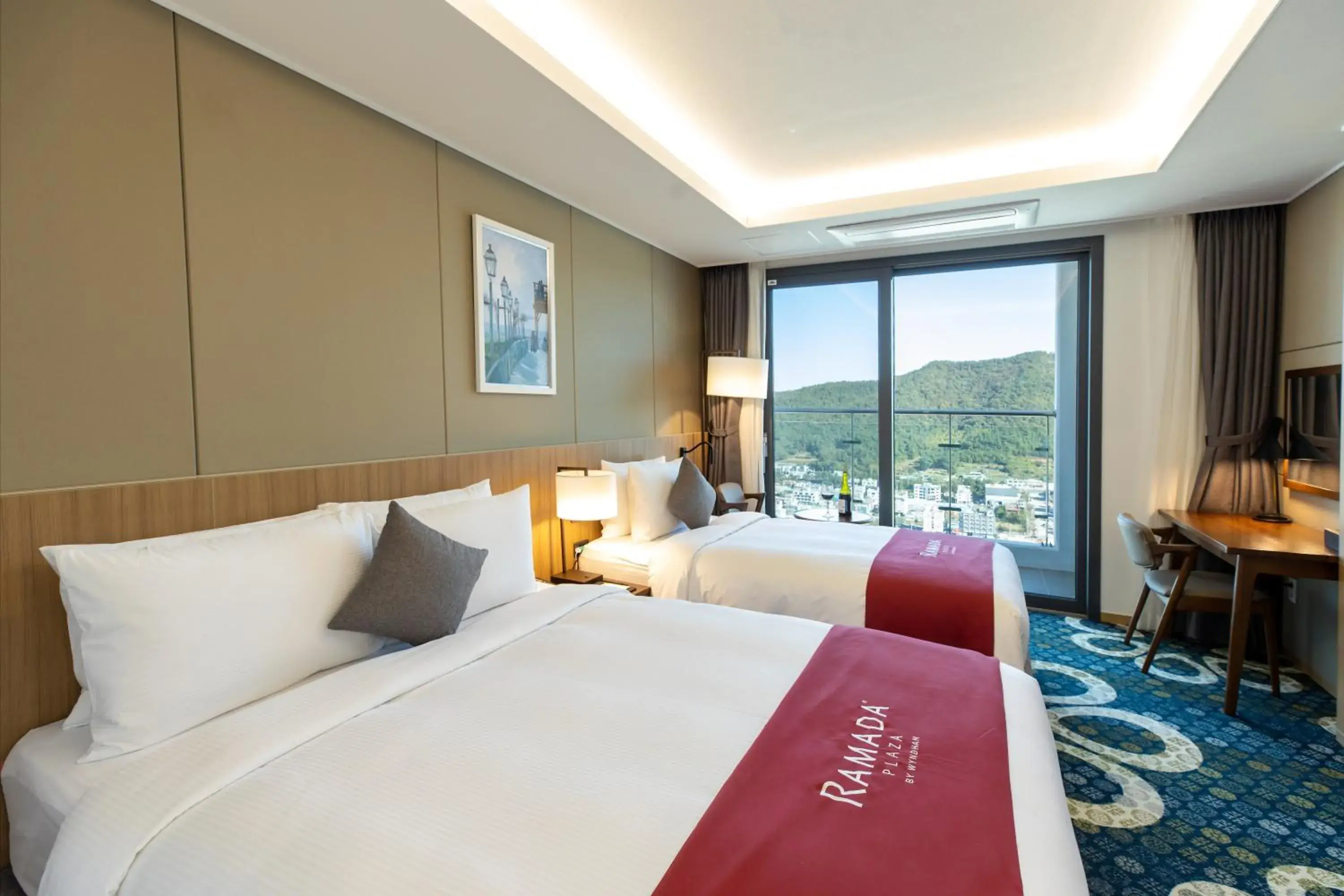 Bed in Ramada Plaza by Wyndham Dolsan Yeosu Bed in Ramada Plaza by Wyndham Dolsan Yeosu
