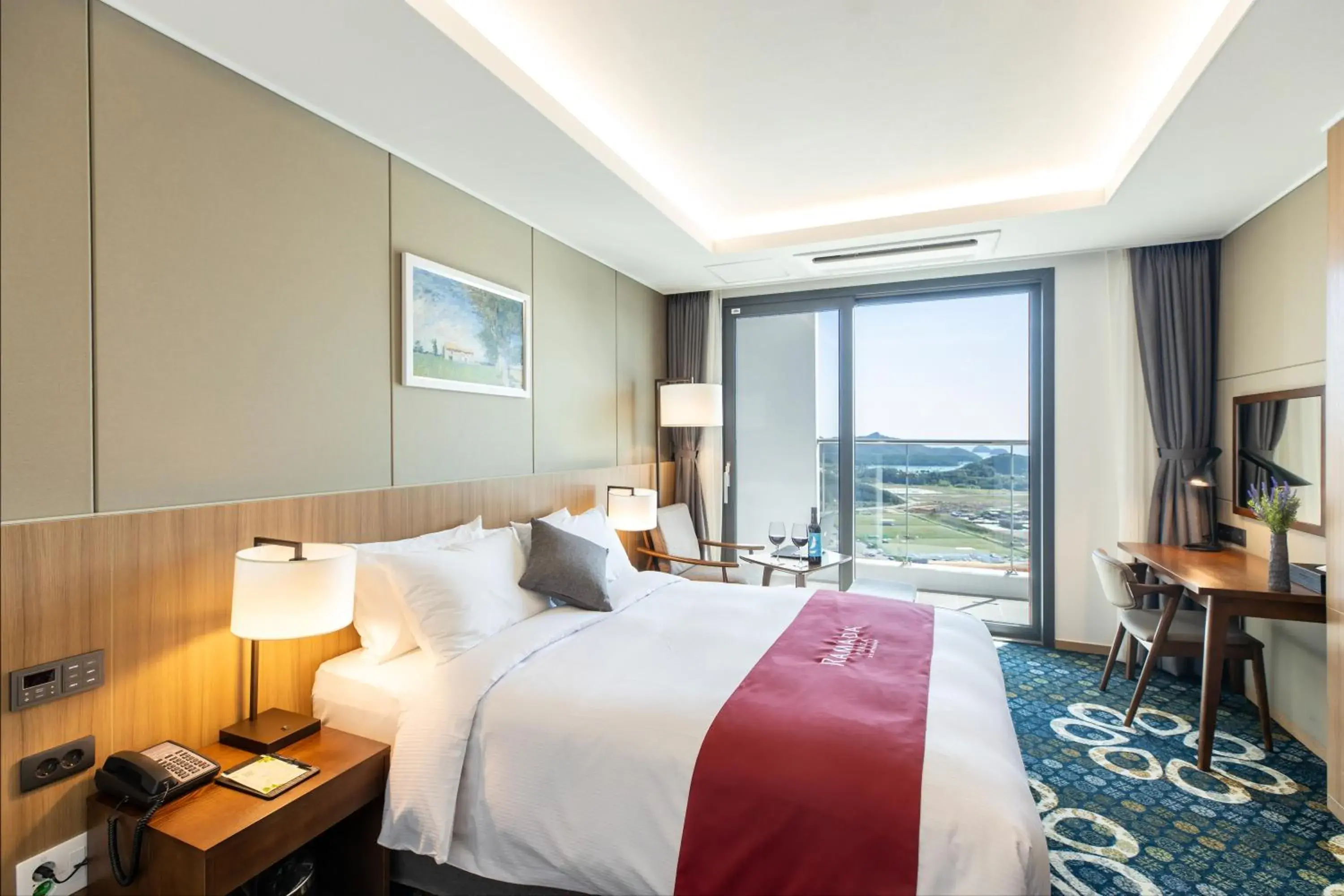 Bed in Ramada Plaza by Wyndham Dolsan Yeosu Bed in Ramada Plaza by Wyndham Dolsan Yeosu