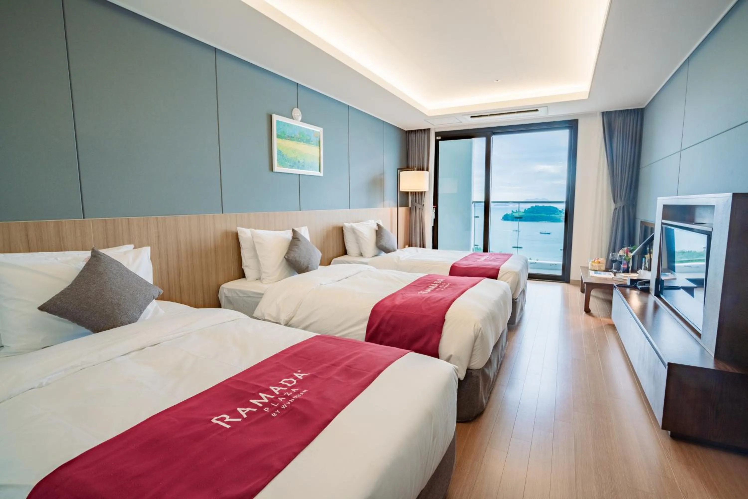 Sea view, Bed in Ramada Plaza by Wyndham Dolsan Yeosu