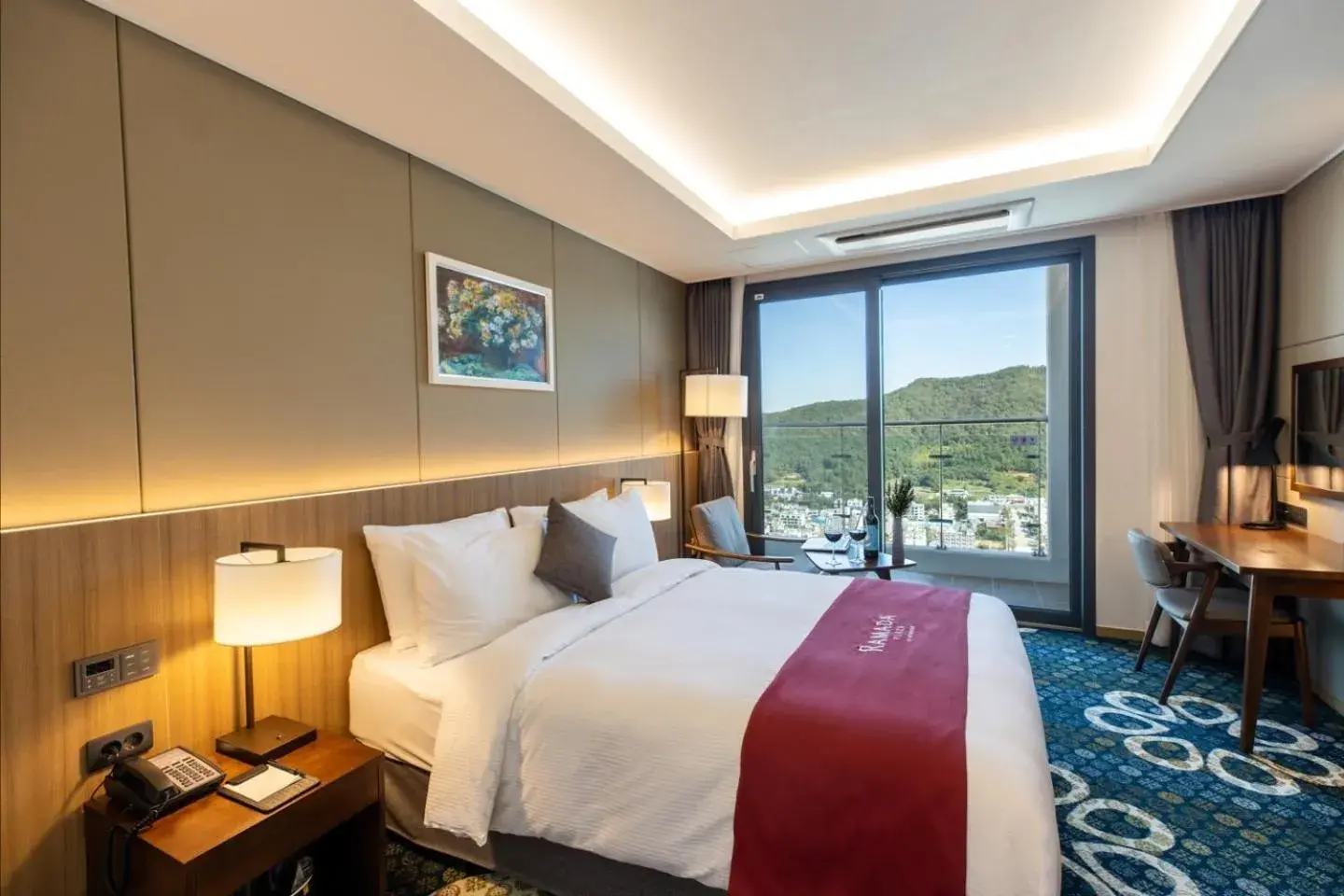Bed in Ramada Plaza by Wyndham Dolsan Yeosu Bed in Ramada Plaza by Wyndham Dolsan Yeosu