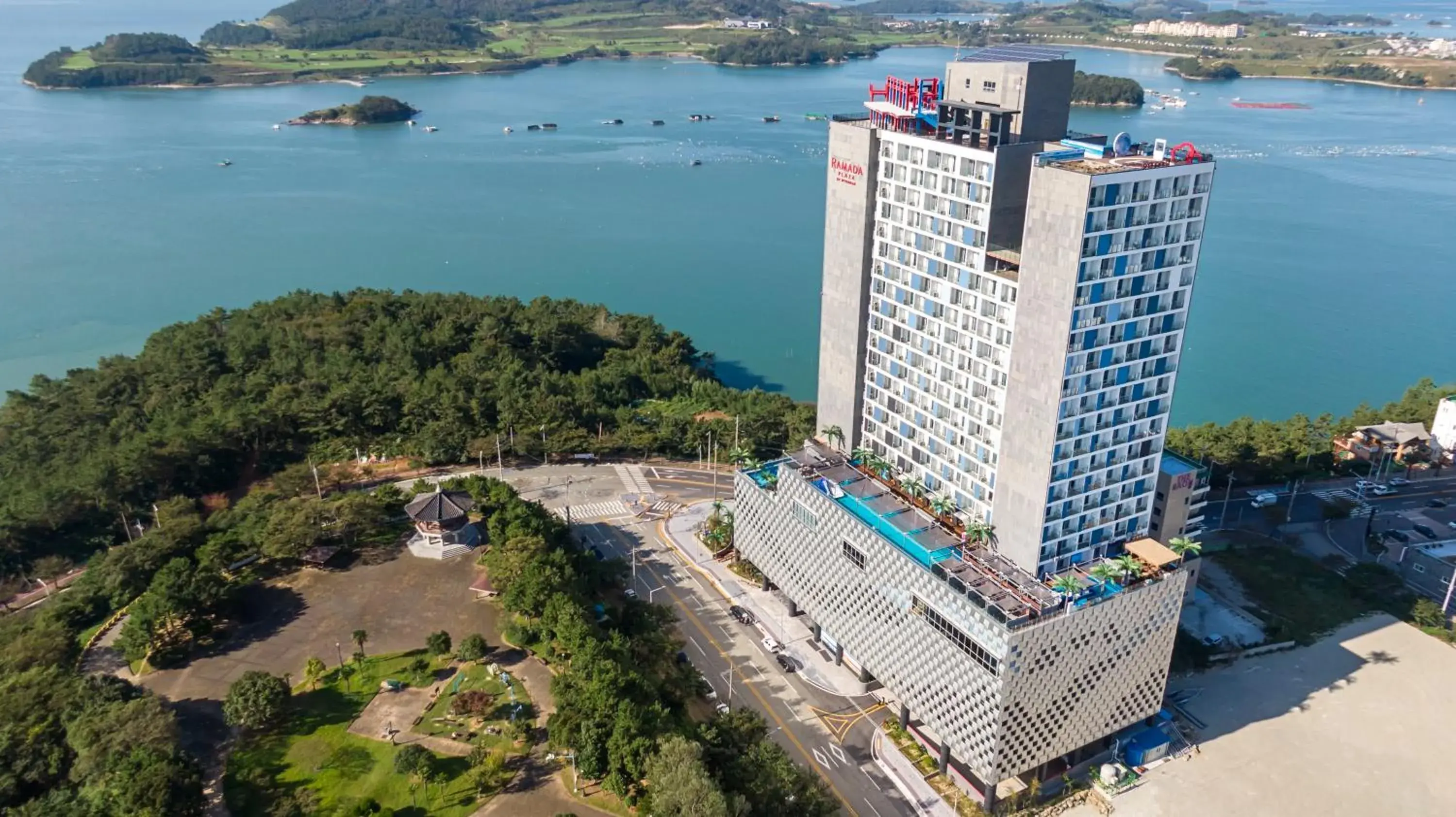 Property building in Ramada Plaza by Wyndham Dolsan Yeosu Property building in Ramada Plaza by Wyndham Dolsan Yeosu