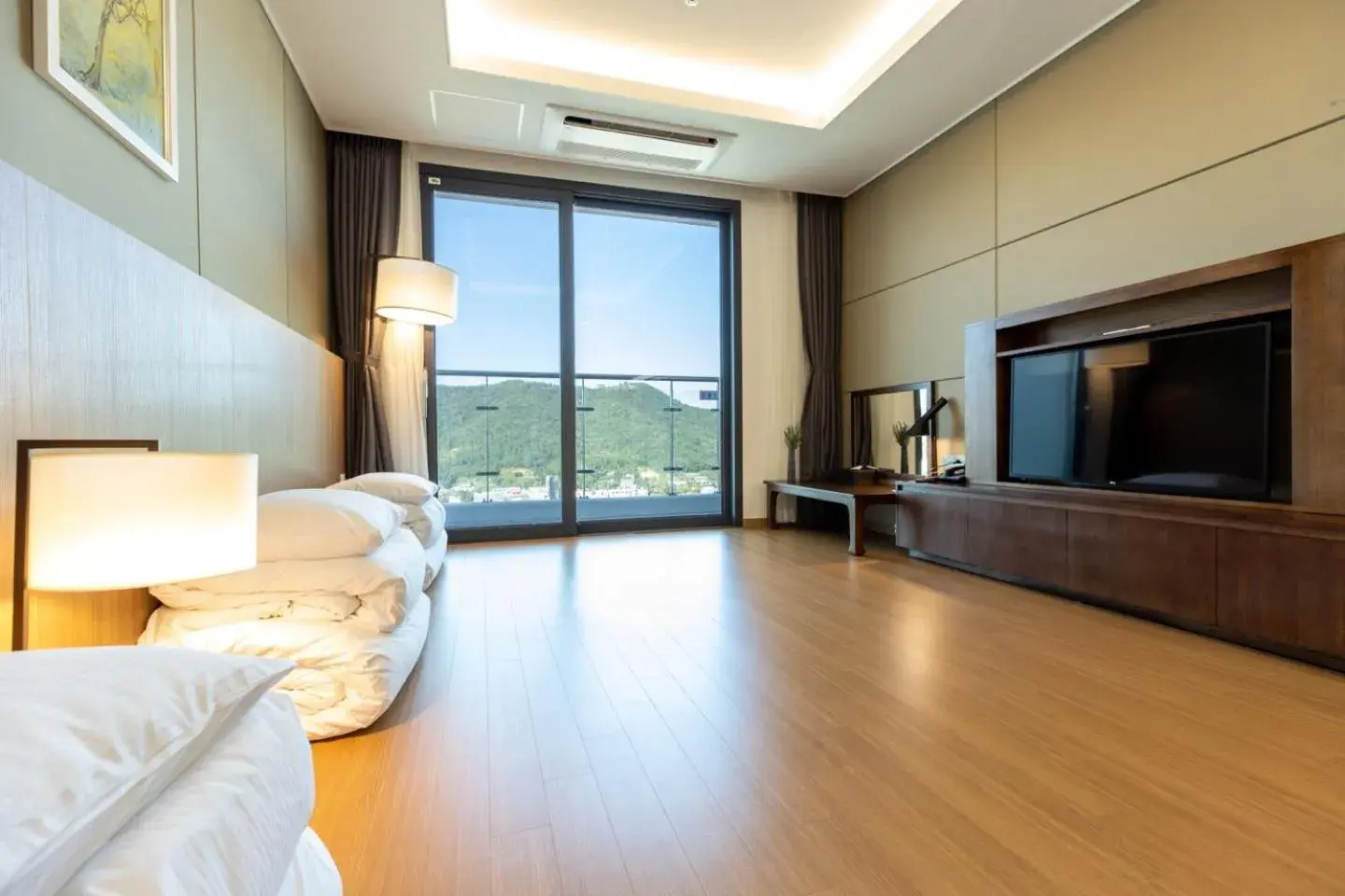 Bedroom in Ramada Plaza by Wyndham Dolsan Yeosu Bedroom in Ramada Plaza by Wyndham Dolsan Yeosu