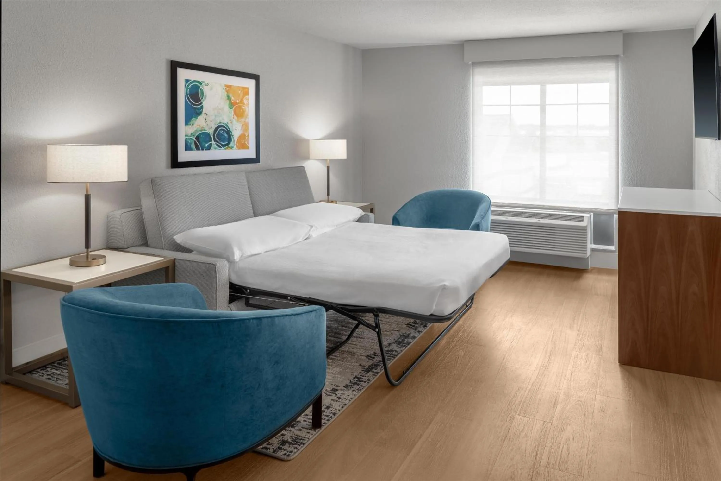 Living room, Bed in Doubletree By Hilton Owatonna