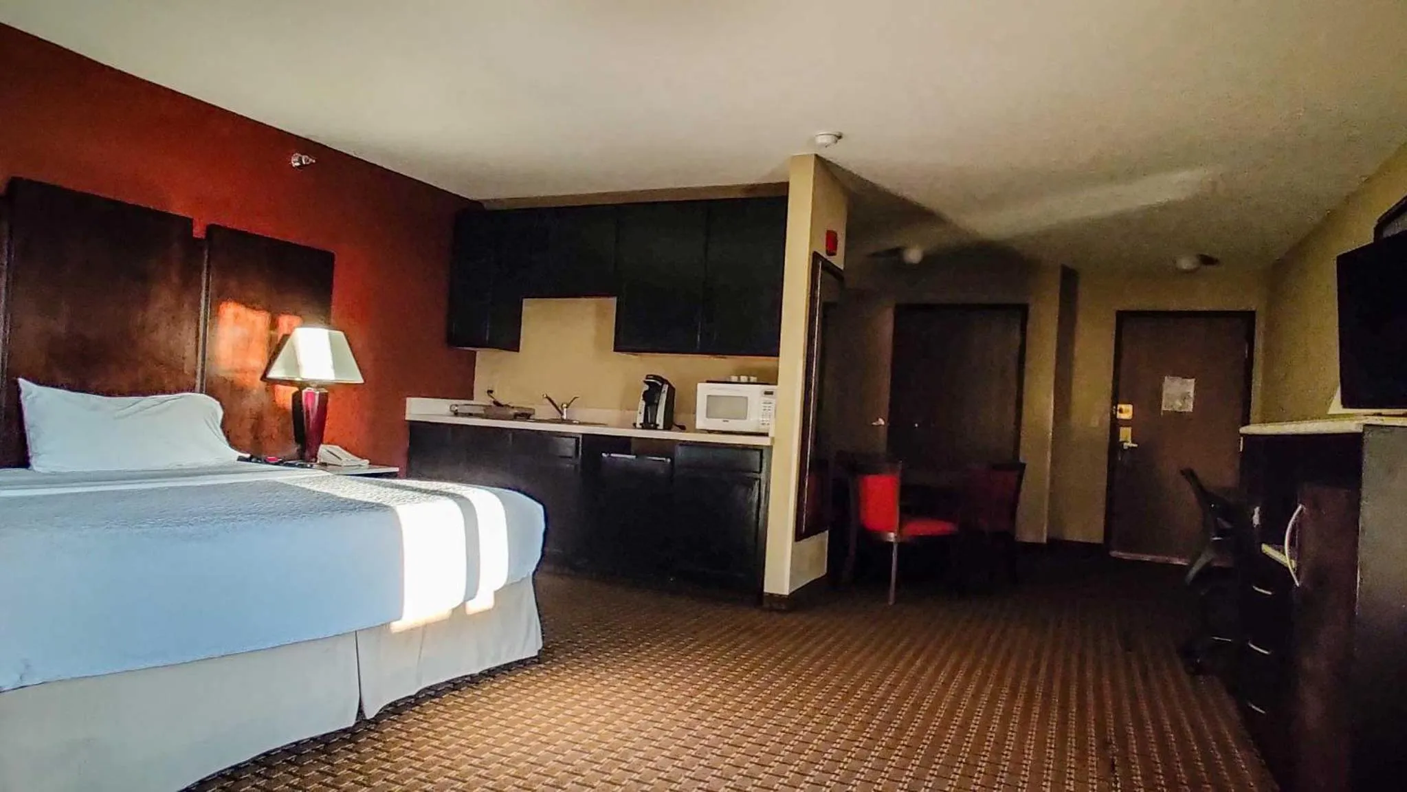 Photo of the whole room, Bed in Doubletree By Hilton Owatonna