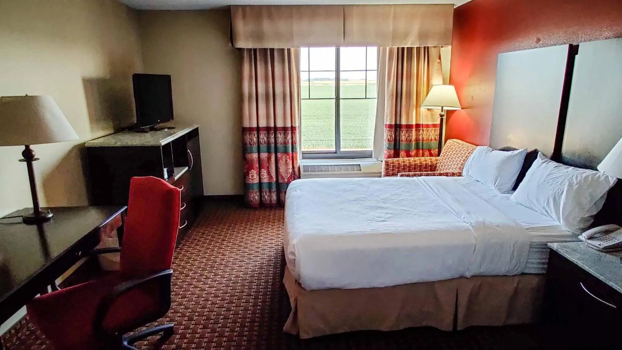 Photo of the whole room, Bed in Doubletree By Hilton Owatonna