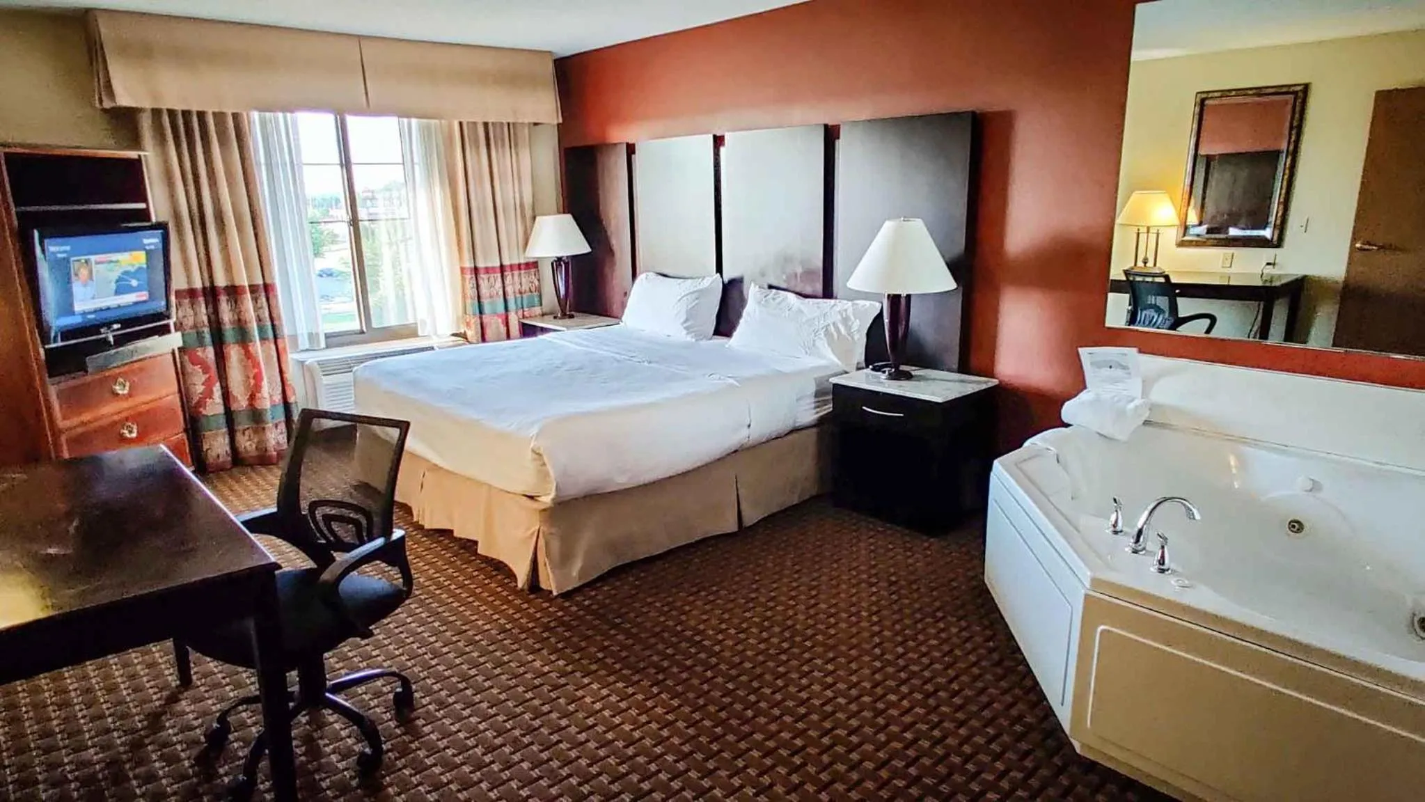 Photo of the whole room, Bed in Doubletree By Hilton Owatonna