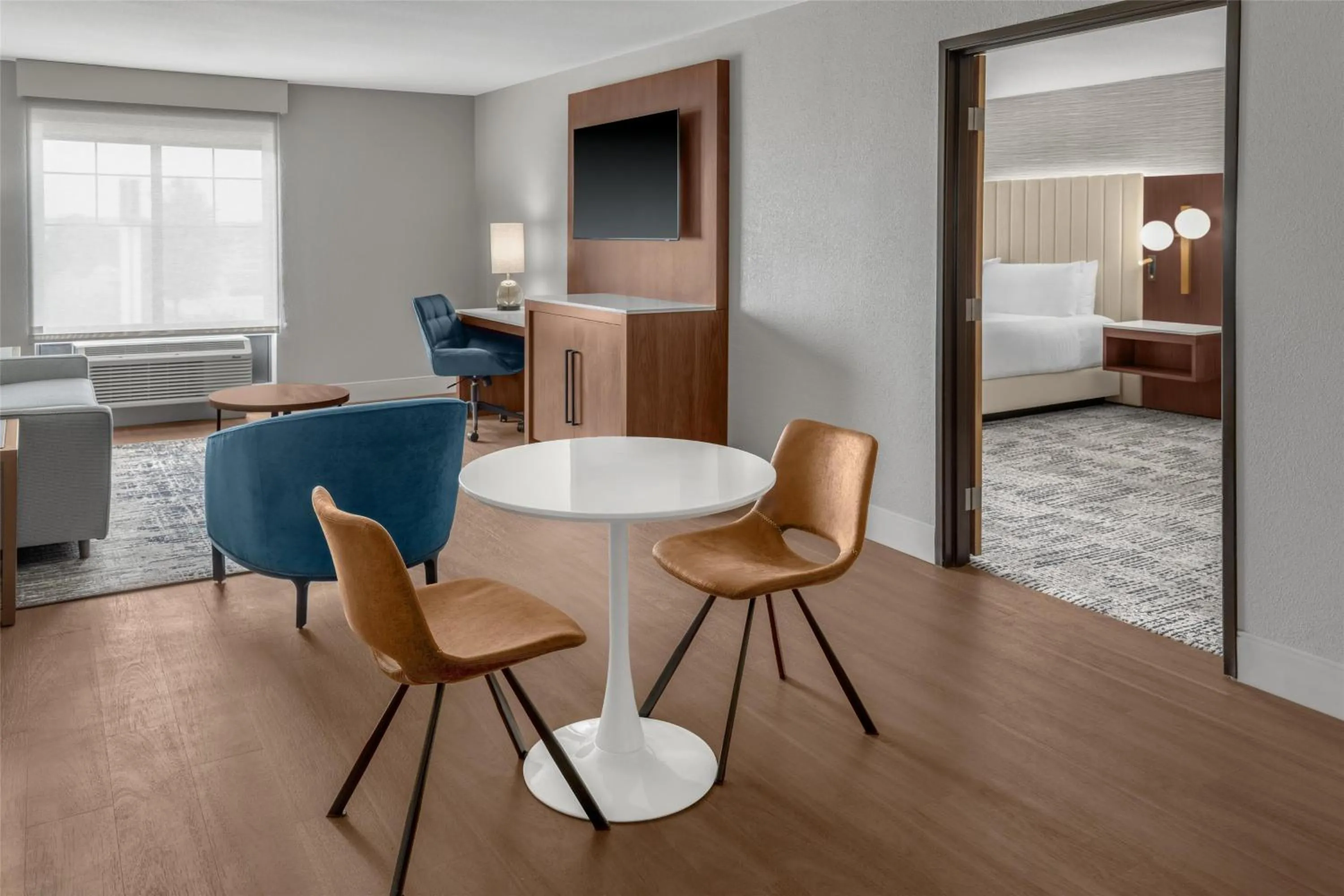 Living room, Bed in Doubletree By Hilton Owatonna