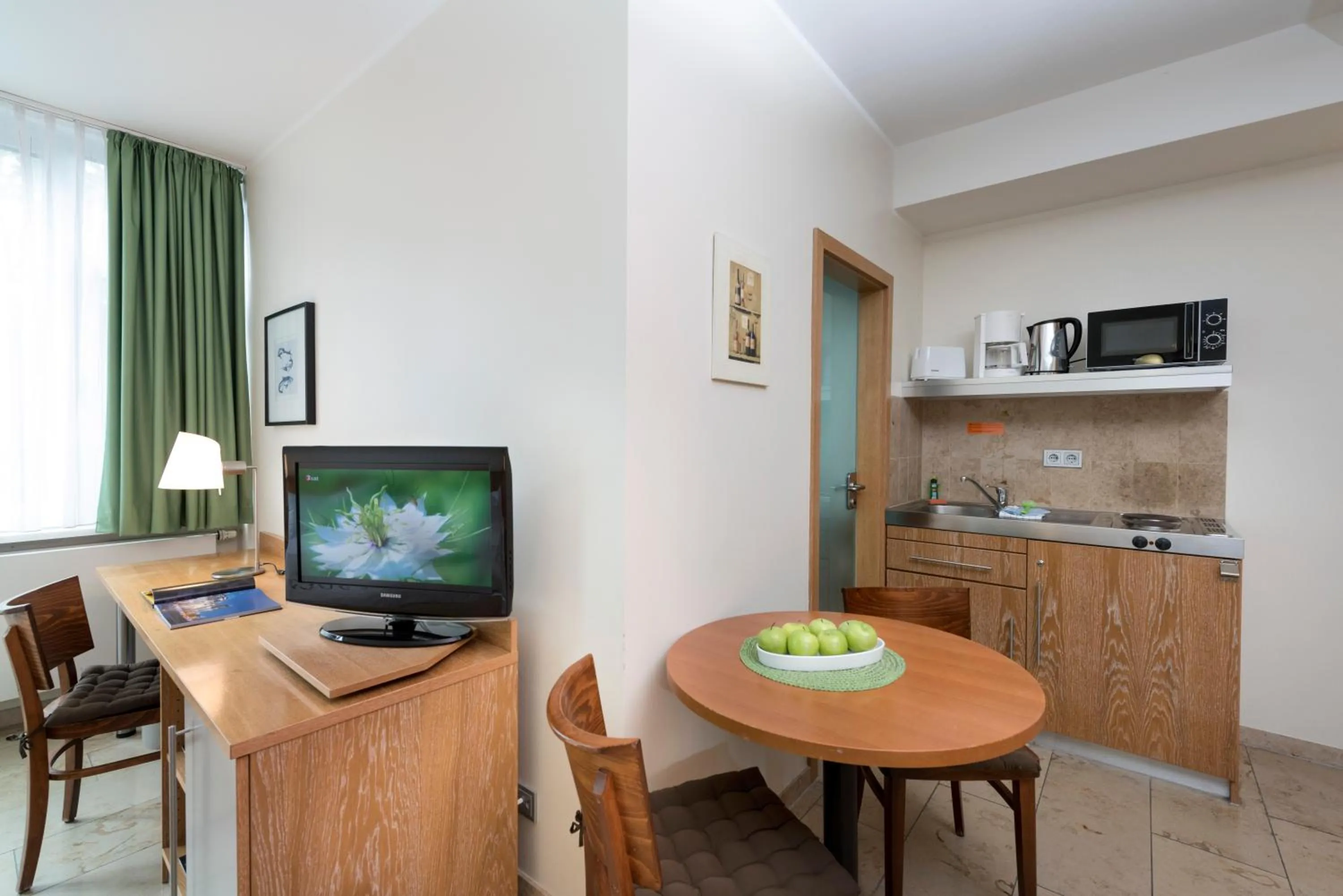 TV and multimedia, TV/Entertainment Center in Michels Apart Hotel Berlin