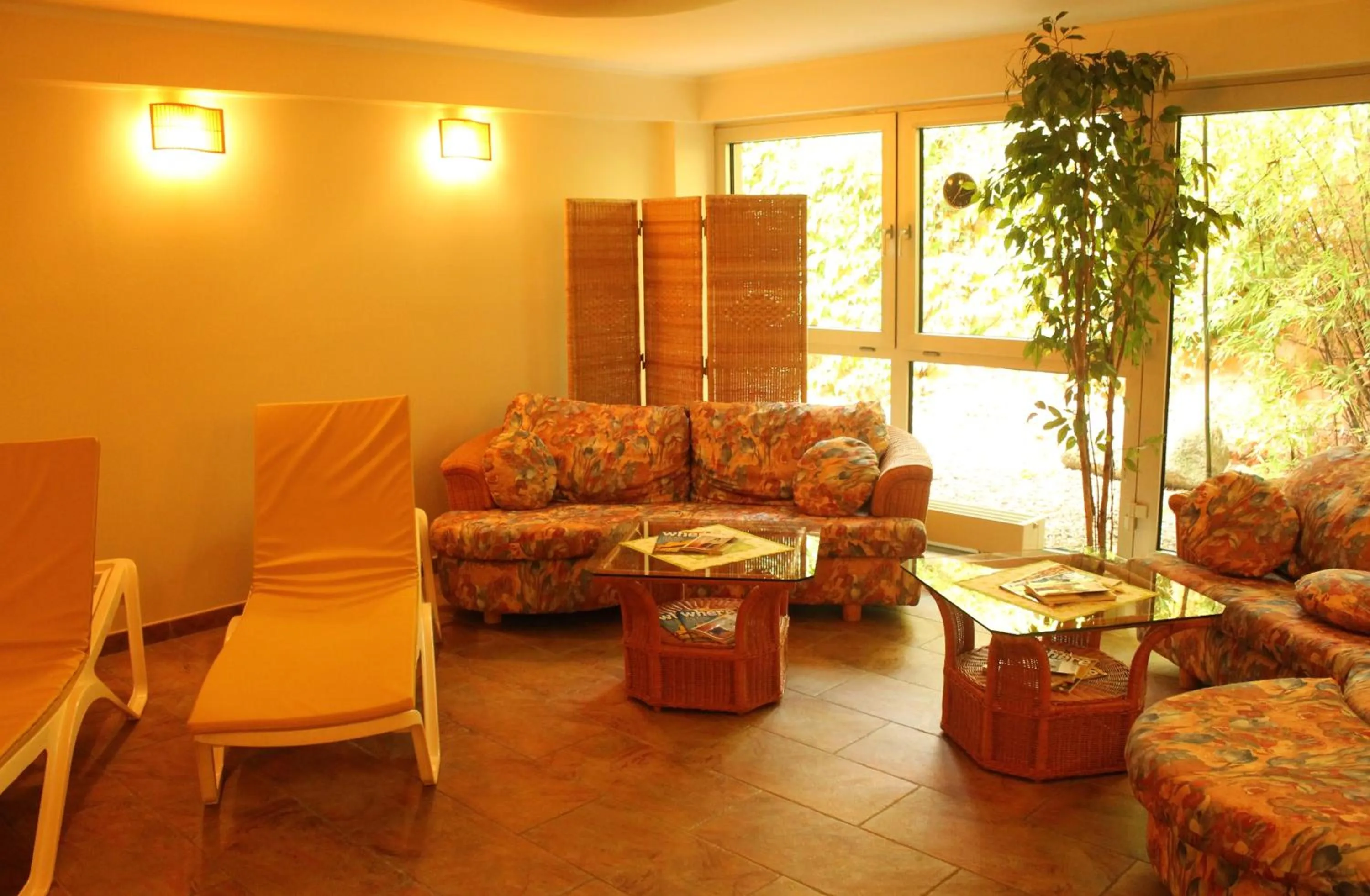 Communal lounge/ TV room, Seating Area in Michels Apart Hotel Berlin