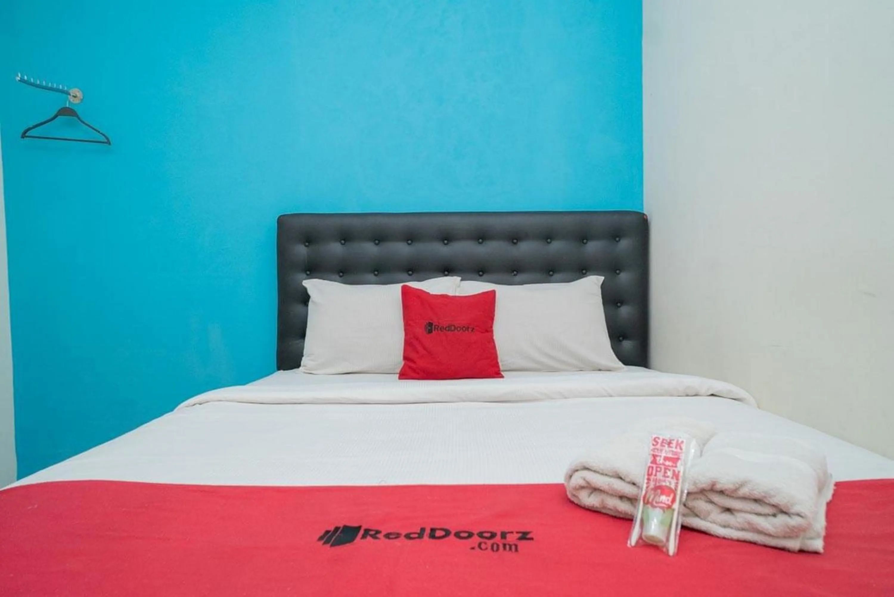 Bedroom, Bed in RedDoorz at Mayjen Sungkono Surabaya