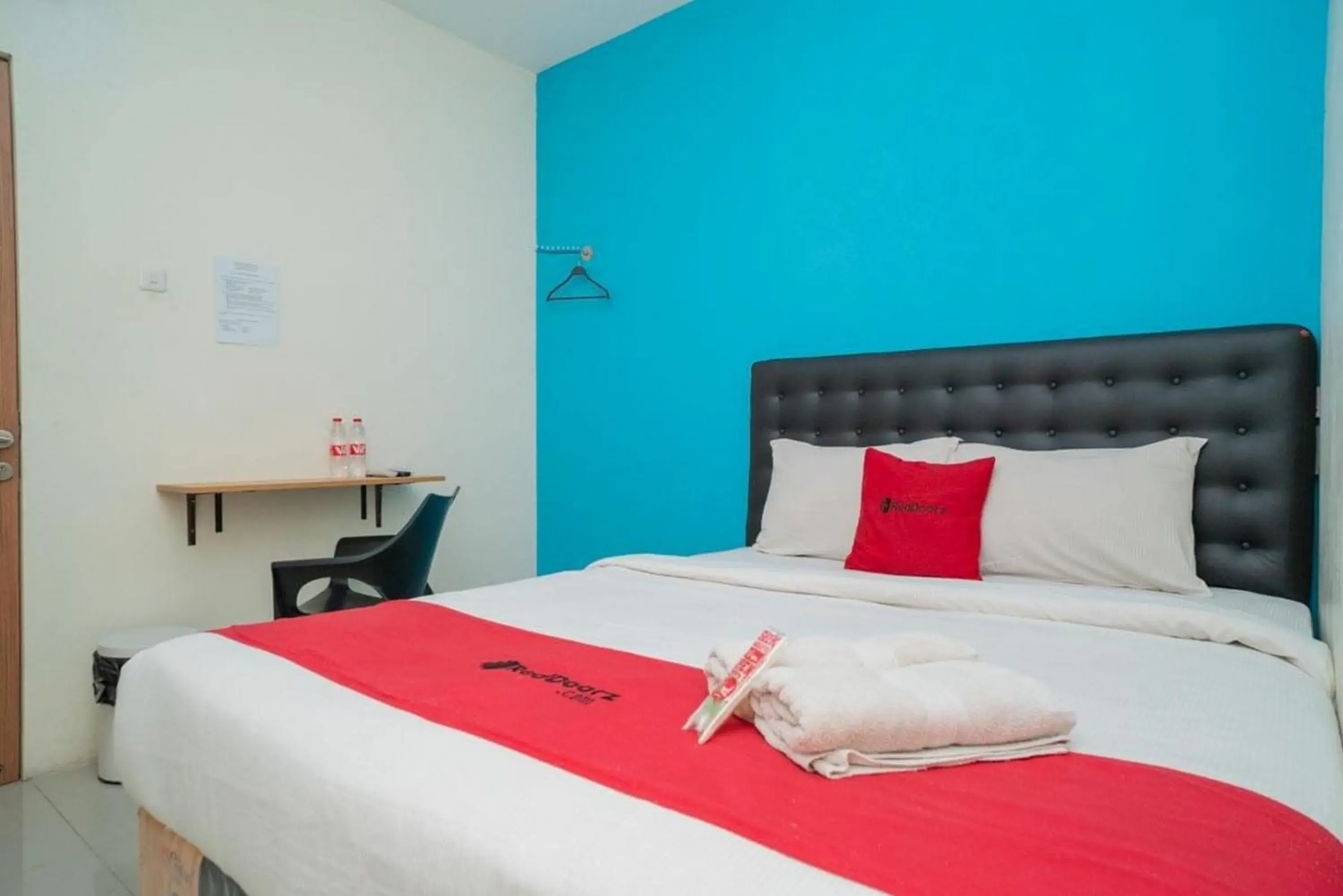 Bedroom, Bed in RedDoorz at Mayjen Sungkono Surabaya Bedroom, Bed in RedDoorz at Mayjen Sungkono Surabaya