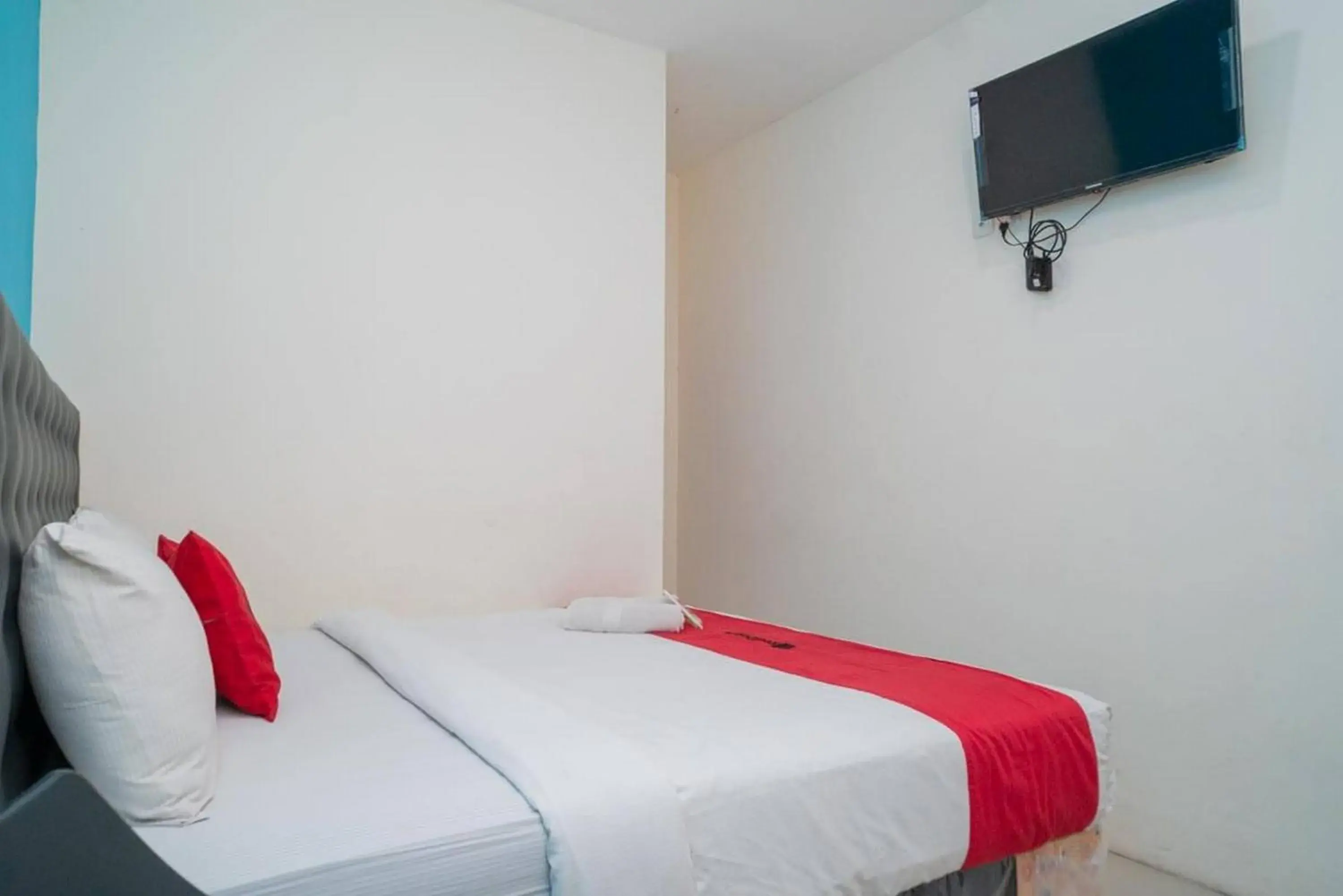 Bedroom, Bed in RedDoorz at Mayjen Sungkono Surabaya Bedroom, Bed in RedDoorz at Mayjen Sungkono Surabaya