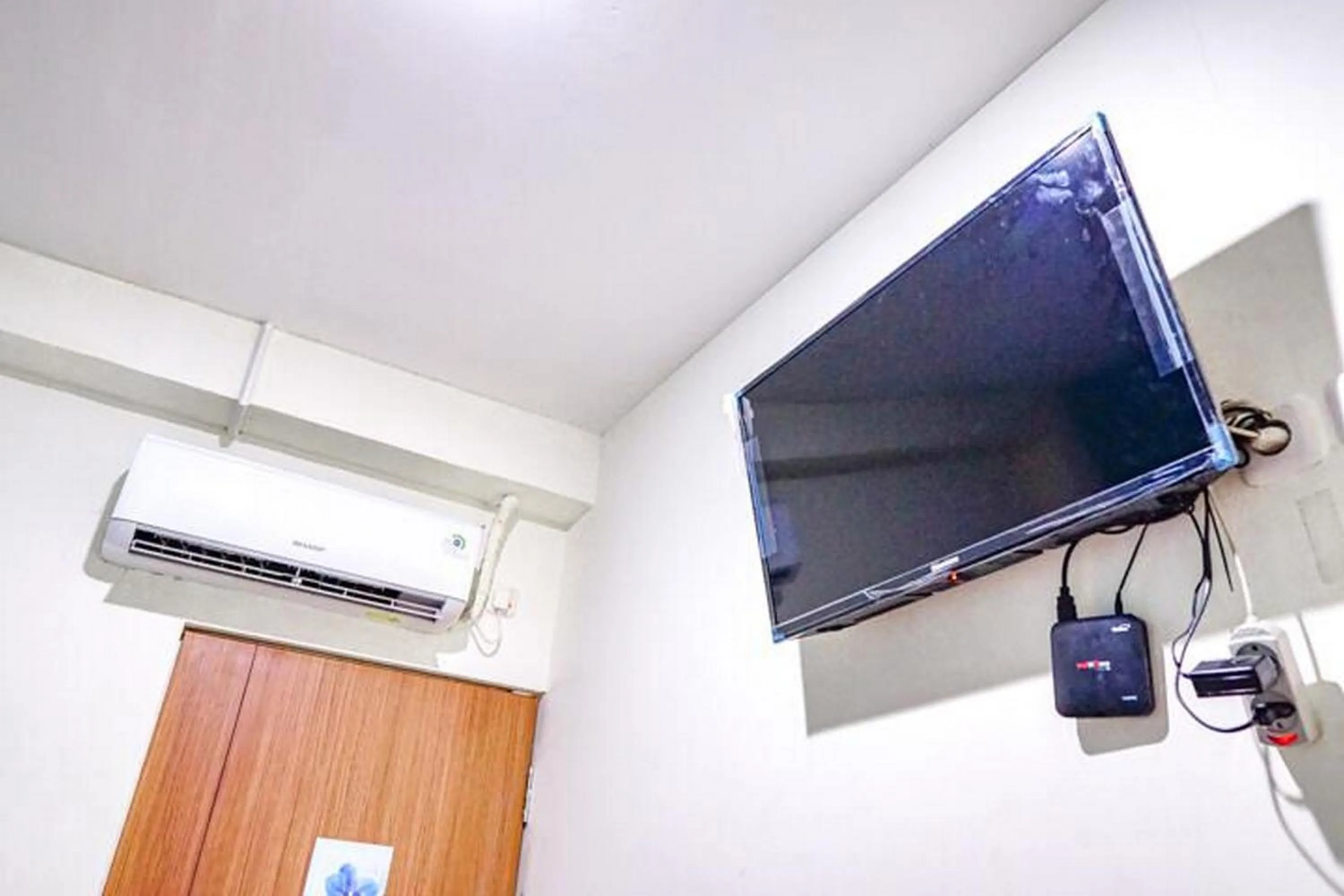 TV and multimedia in RedDoorz at Mayjen Sungkono Surabaya