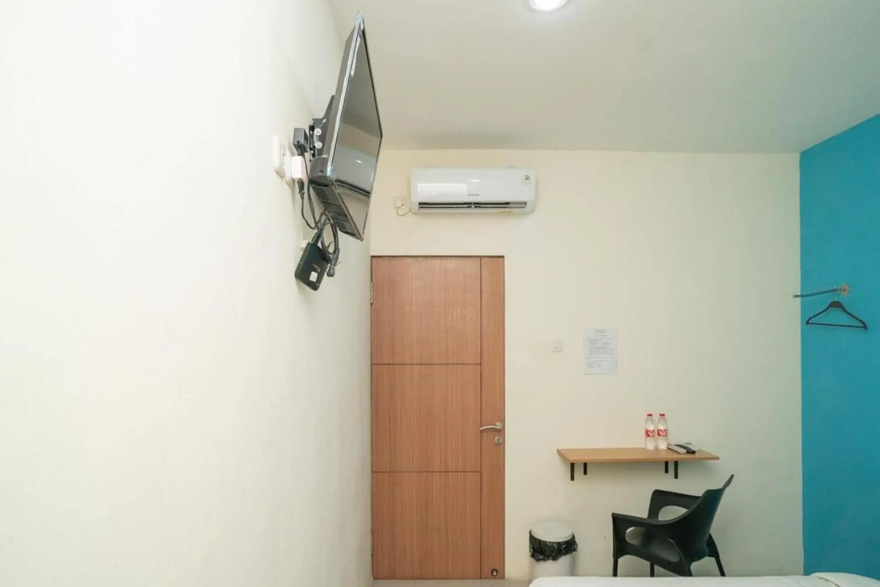 TV and multimedia in RedDoorz at Mayjen Sungkono Surabaya TV and multimedia in RedDoorz at Mayjen Sungkono Surabaya