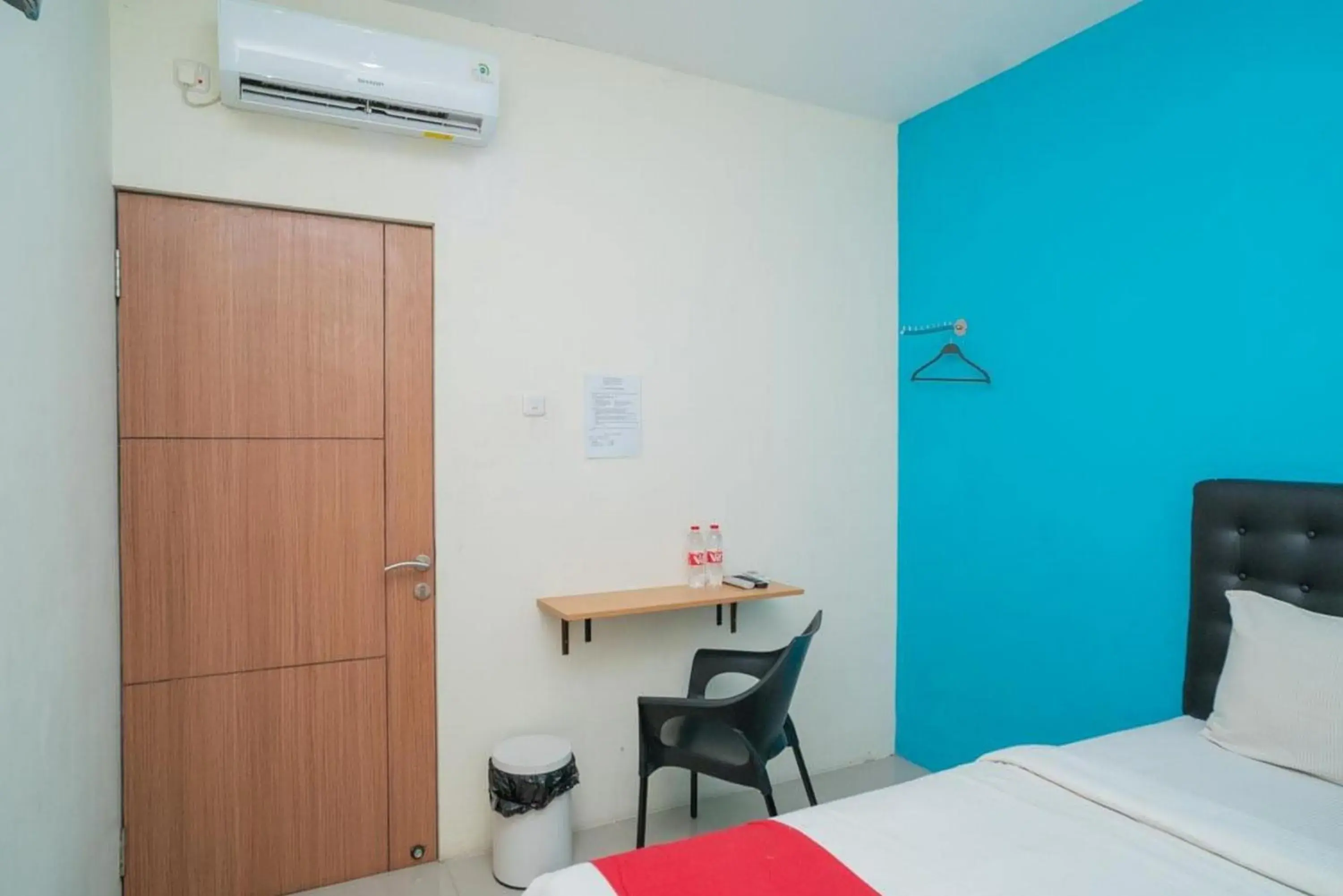 Bedroom, Bed in RedDoorz at Mayjen Sungkono Surabaya Bedroom, Bed in RedDoorz at Mayjen Sungkono Surabaya