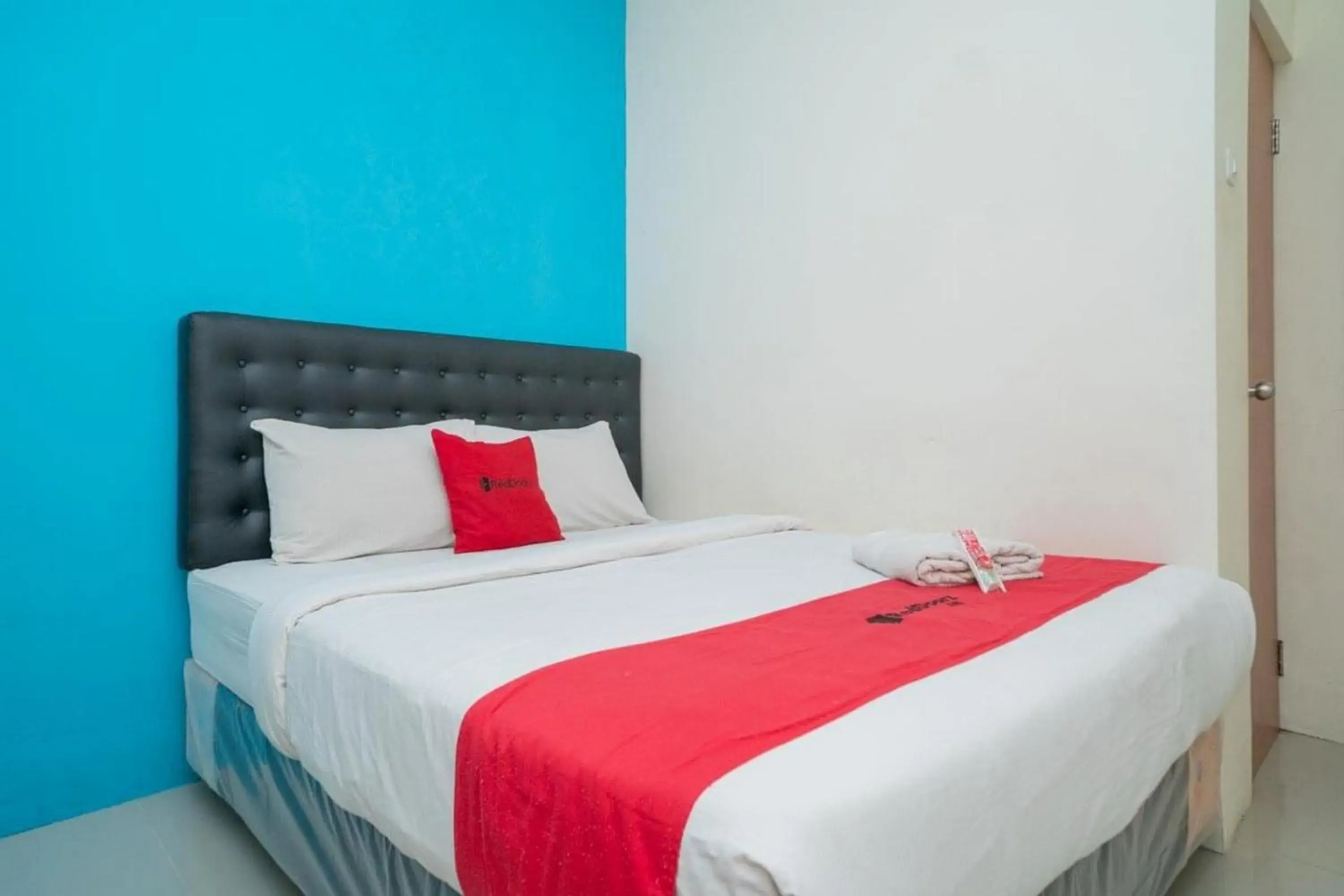 Bedroom, Bed in RedDoorz at Mayjen Sungkono Surabaya Bedroom, Bed in RedDoorz at Mayjen Sungkono Surabaya