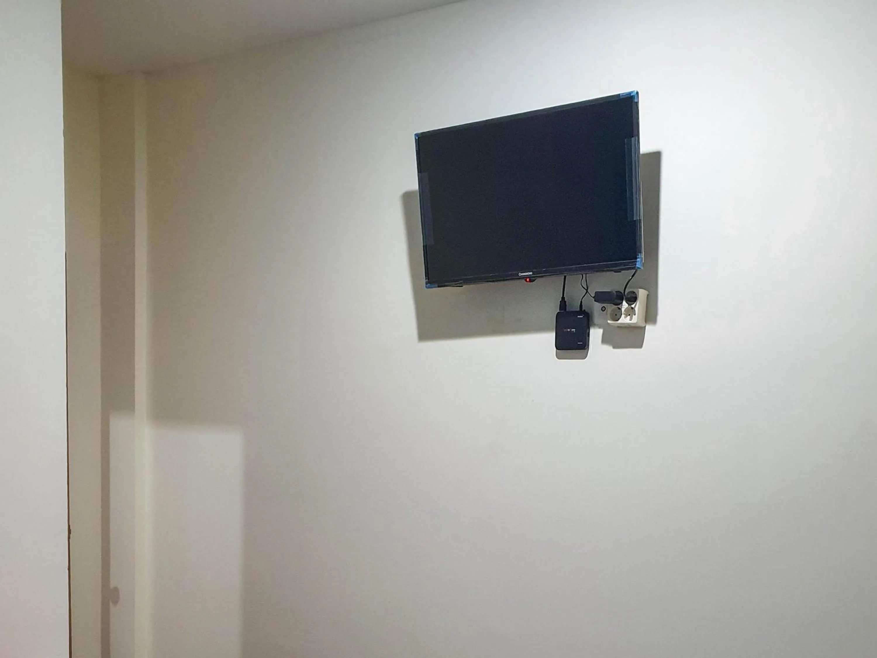 TV and multimedia in RedDoorz at Mayjen Sungkono Surabaya