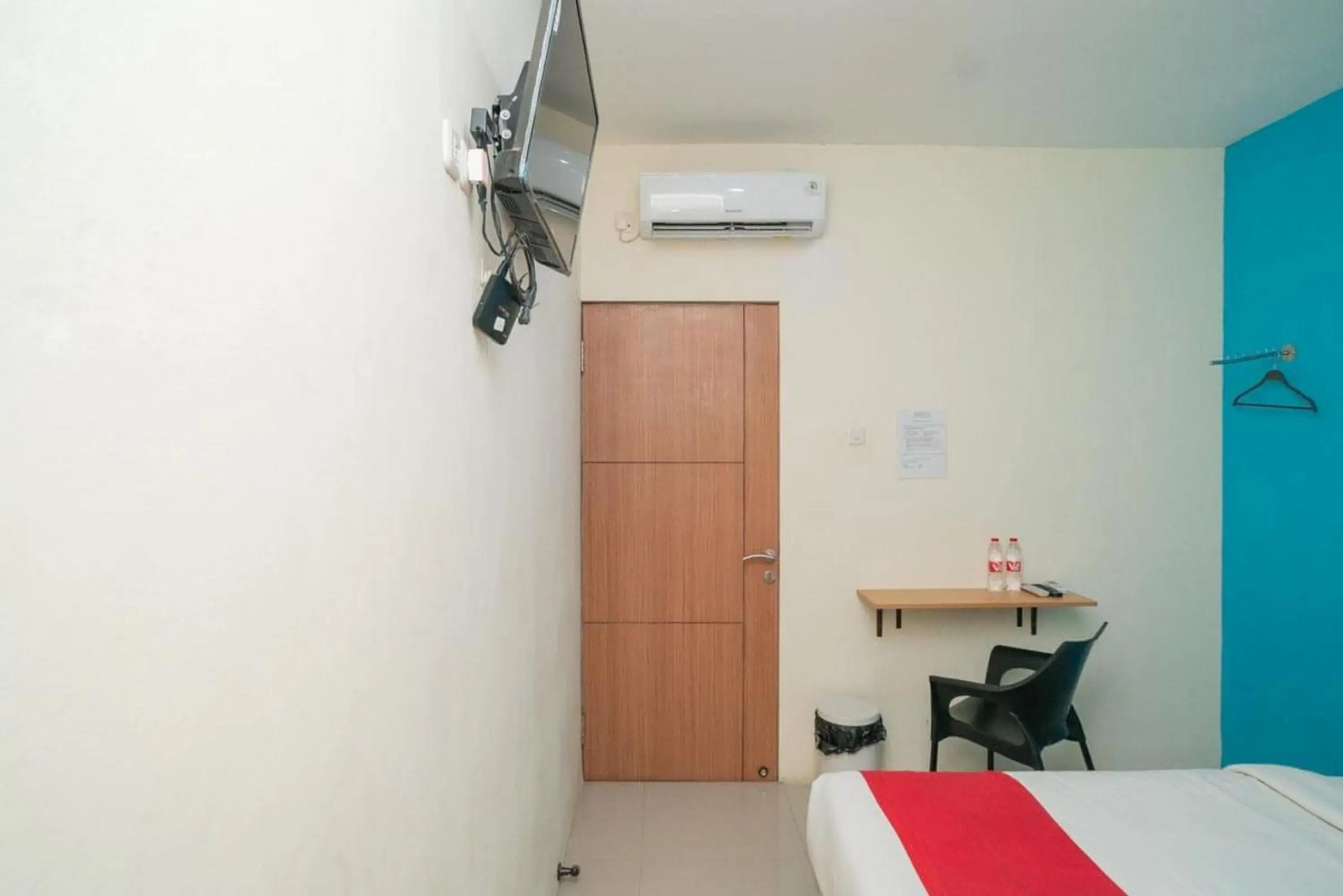 Bedroom, Bed in RedDoorz at Mayjen Sungkono Surabaya Bedroom, Bed in RedDoorz at Mayjen Sungkono Surabaya