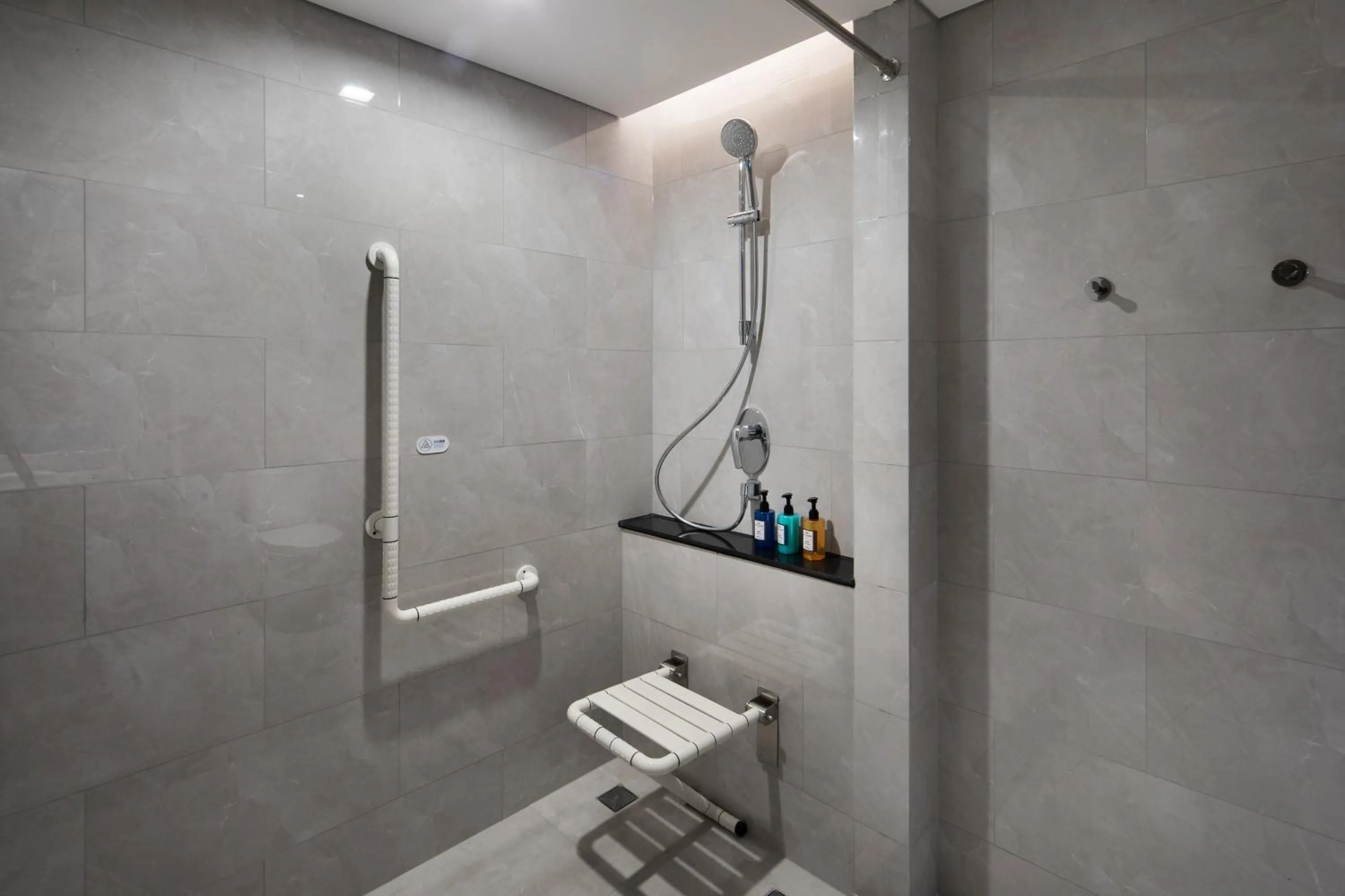 Photo of the whole room in Holiday Inn Express Shenzhen Haiyuan City by IHG