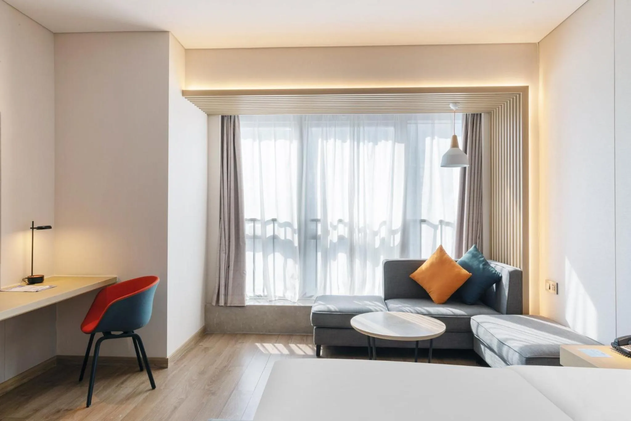 Photo of the whole room, Bed in Holiday Inn Express Shenzhen Haiyuan City by IHG