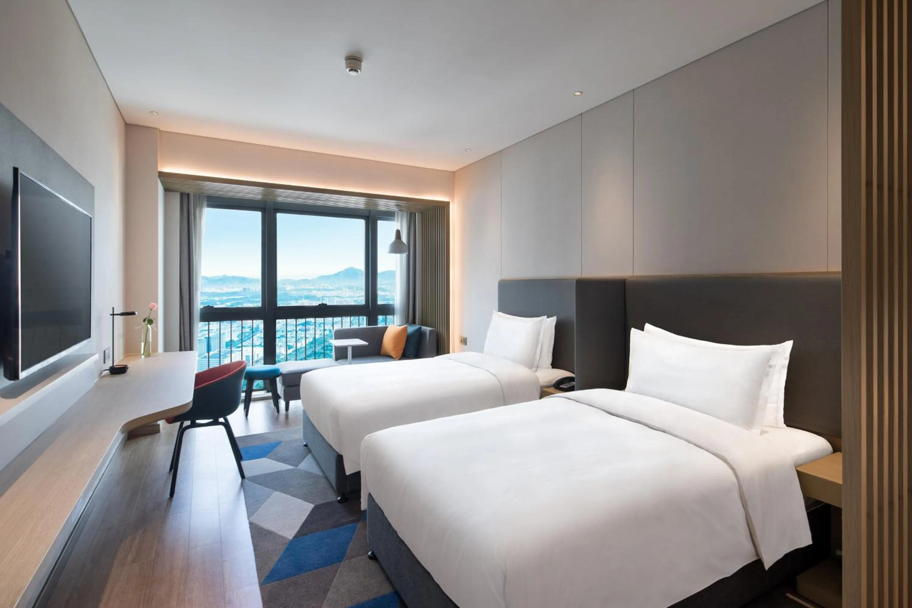 Photo of the whole room, Bed in Holiday Inn Express Shenzhen Haiyuan City by IHG