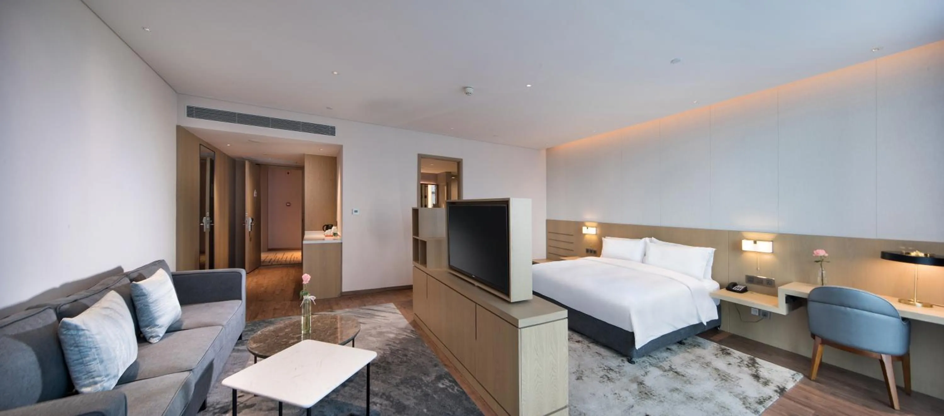 Living room, Bed in Holiday Inn Express Shenzhen Haiyuan City by IHG