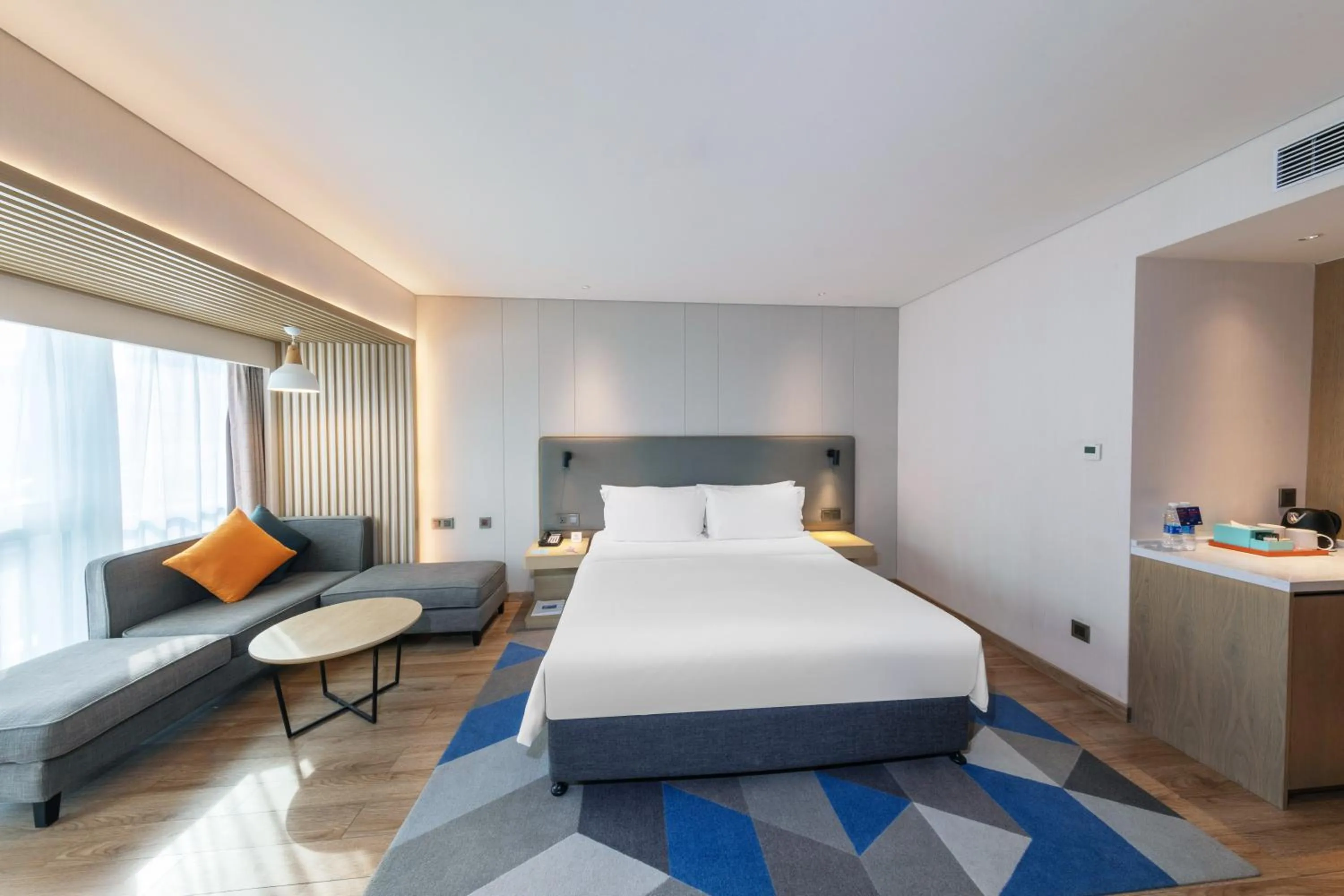Bed in Holiday Inn Express Shenzhen Haiyuan City by IHG
