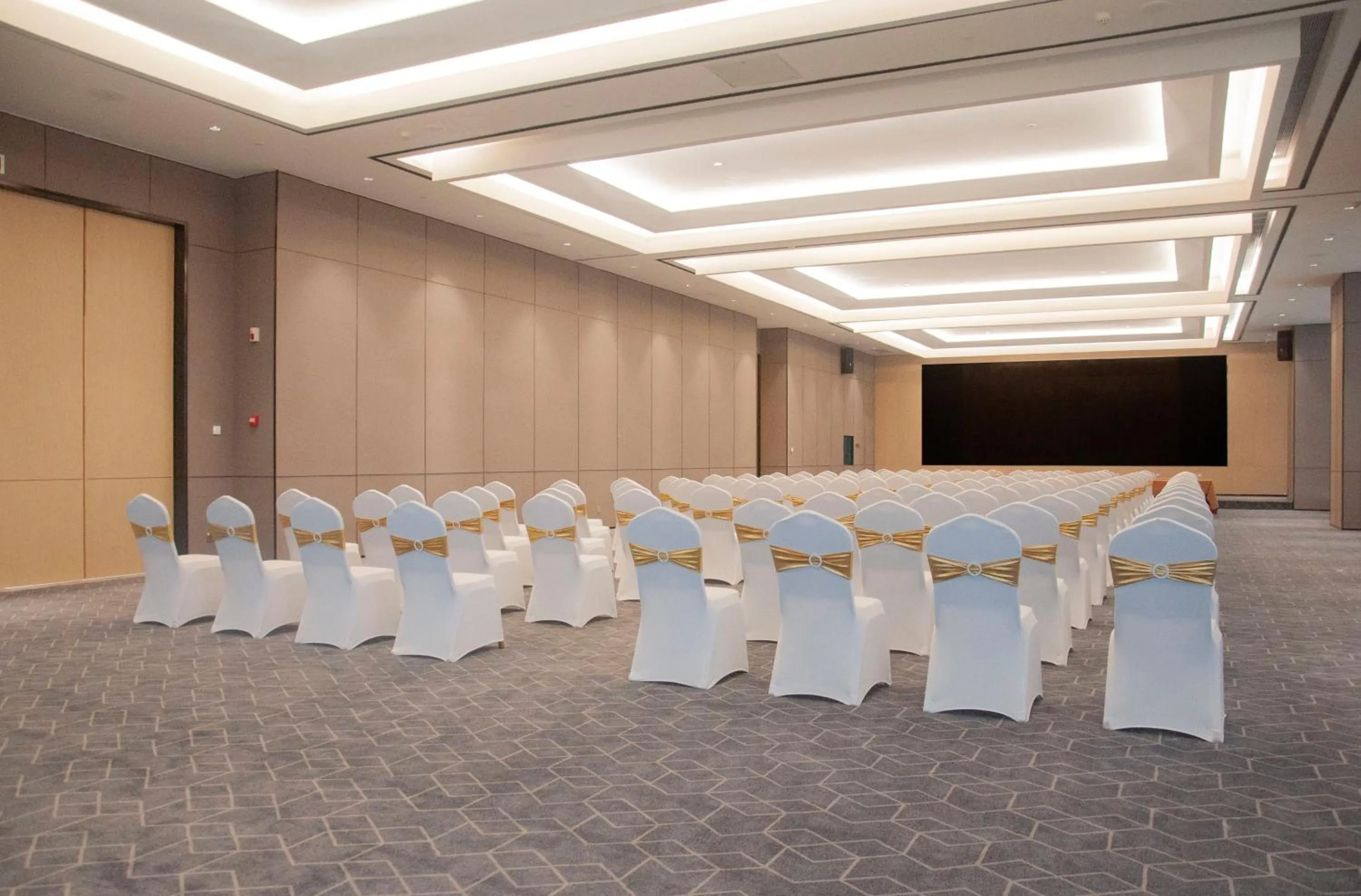 Meeting/conference room in Holiday Inn Express Shenzhen Haiyuan City by IHG