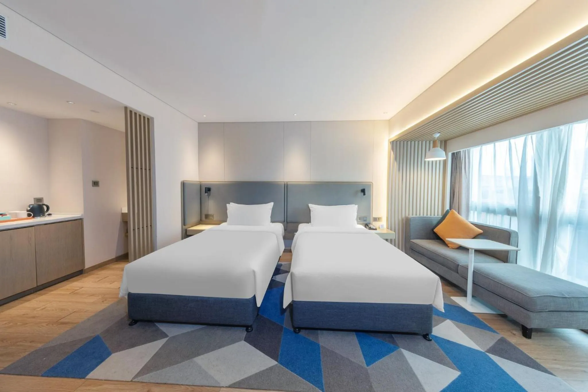 Photo of the whole room, Bed in Holiday Inn Express Shenzhen Haiyuan City by IHG