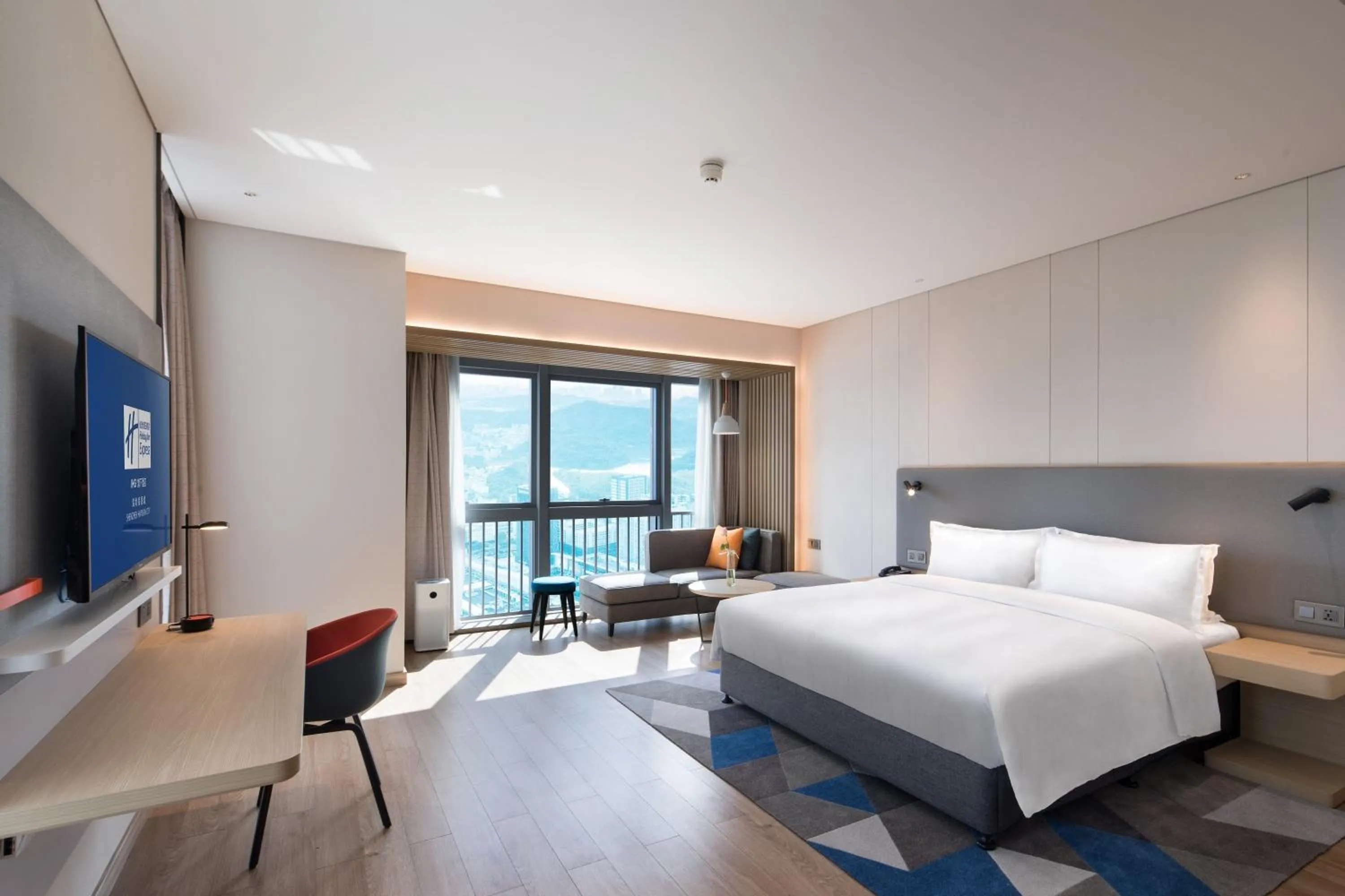 Bed in Holiday Inn Express Shenzhen Haiyuan City by IHG