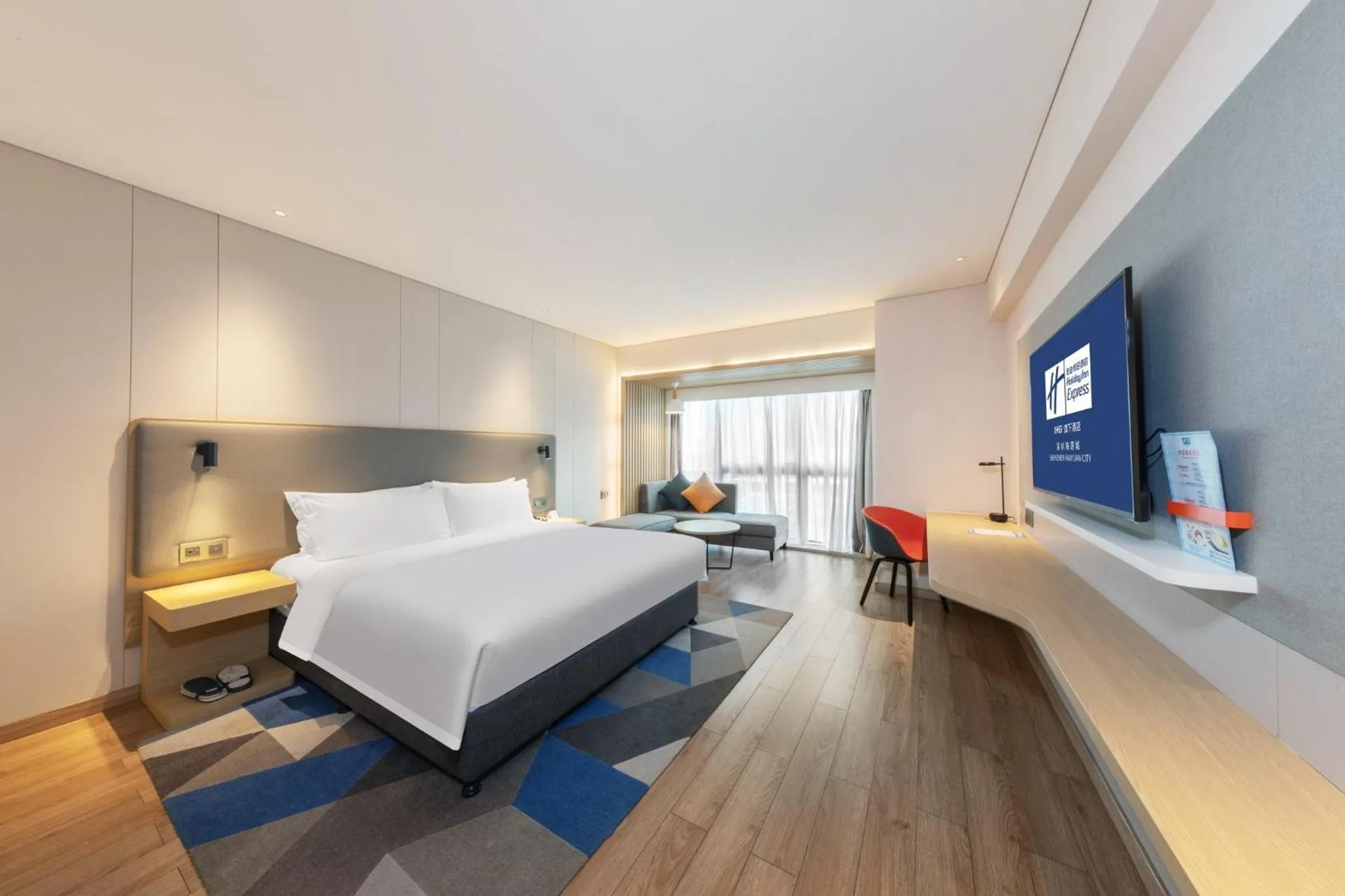 Photo of the whole room, Bed in Holiday Inn Express Shenzhen Haiyuan City by IHG