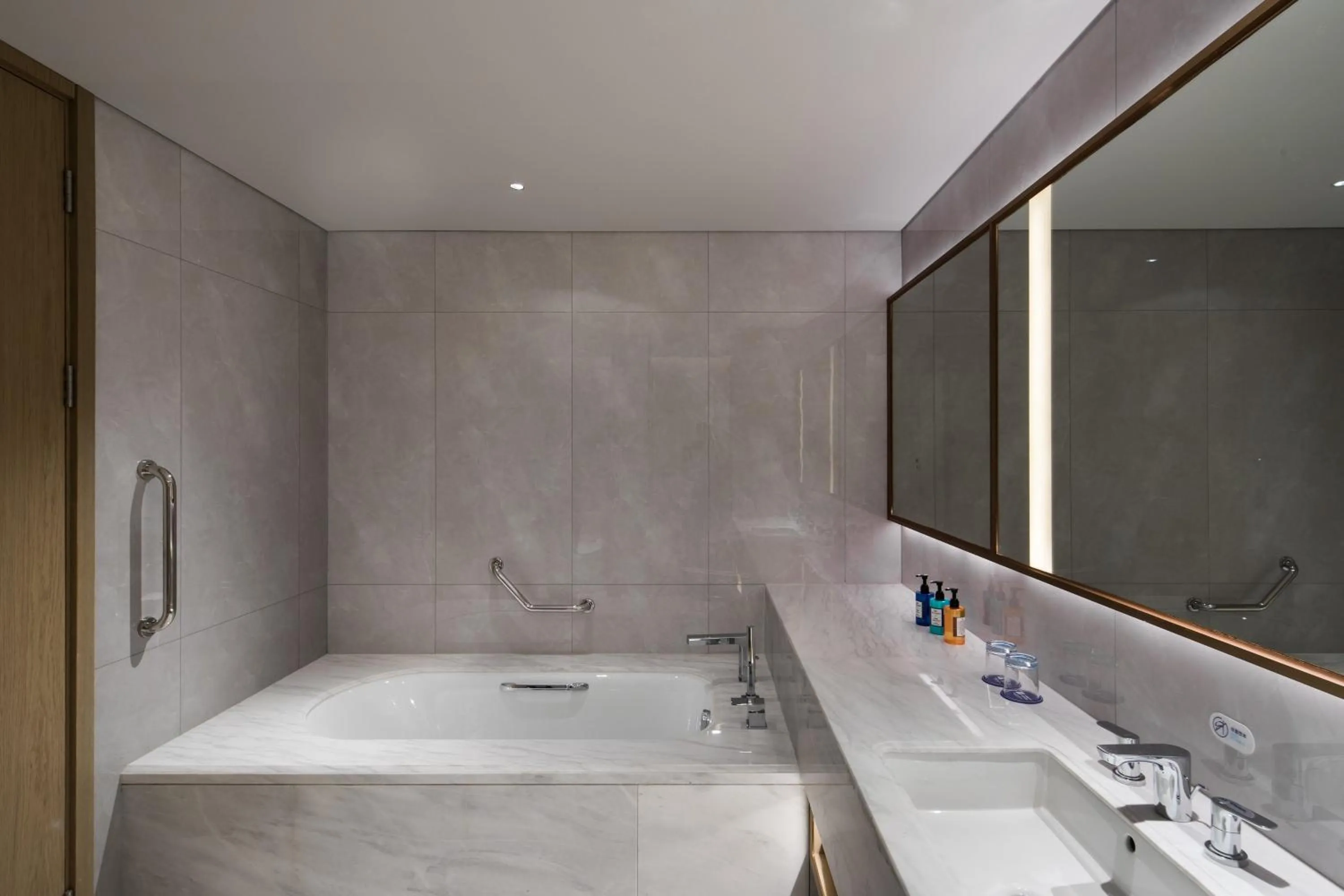 Photo of the whole room in Holiday Inn Express Shenzhen Haiyuan City by IHG