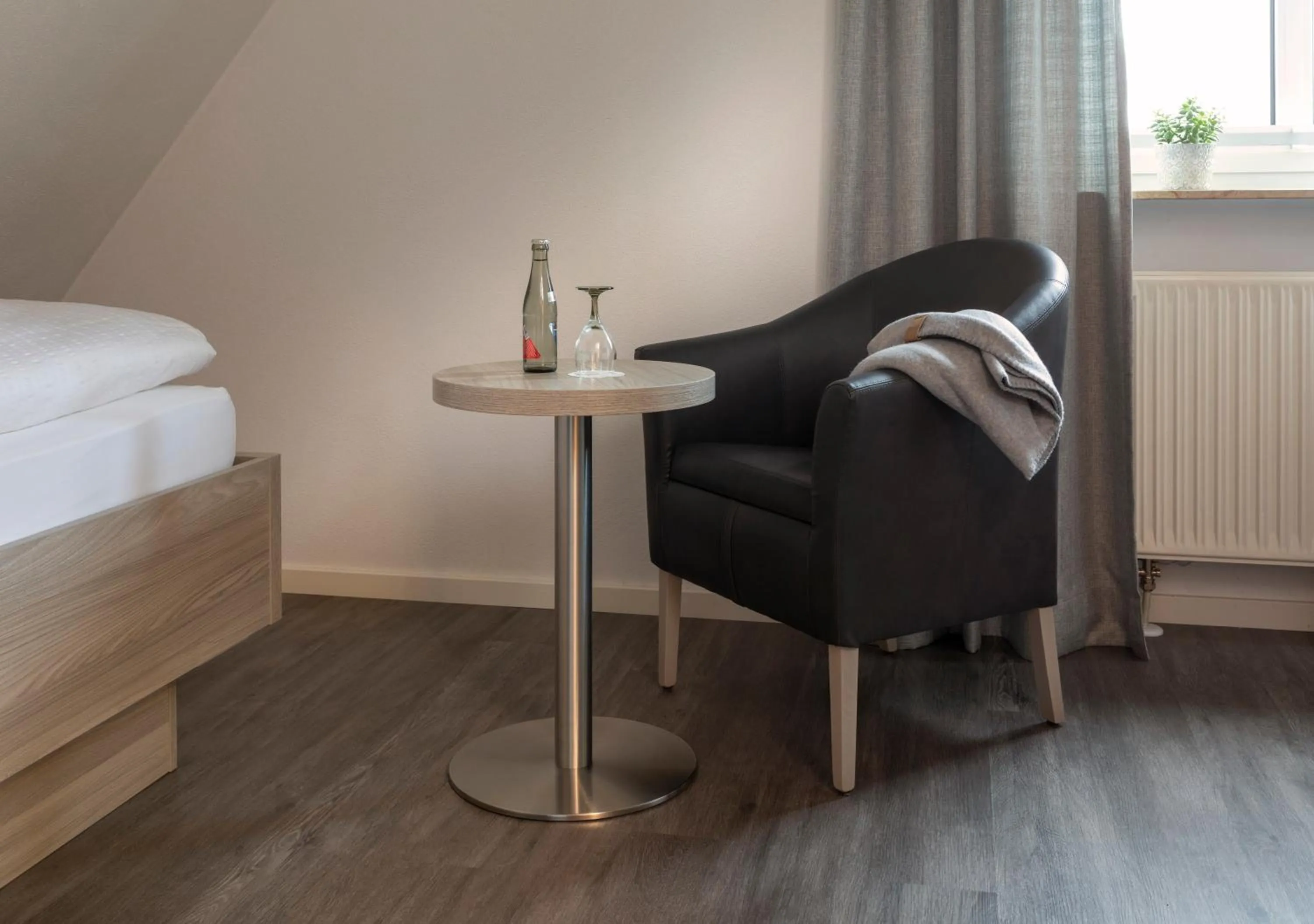 Seating area, Bed in Hotel am Ludwigskanal