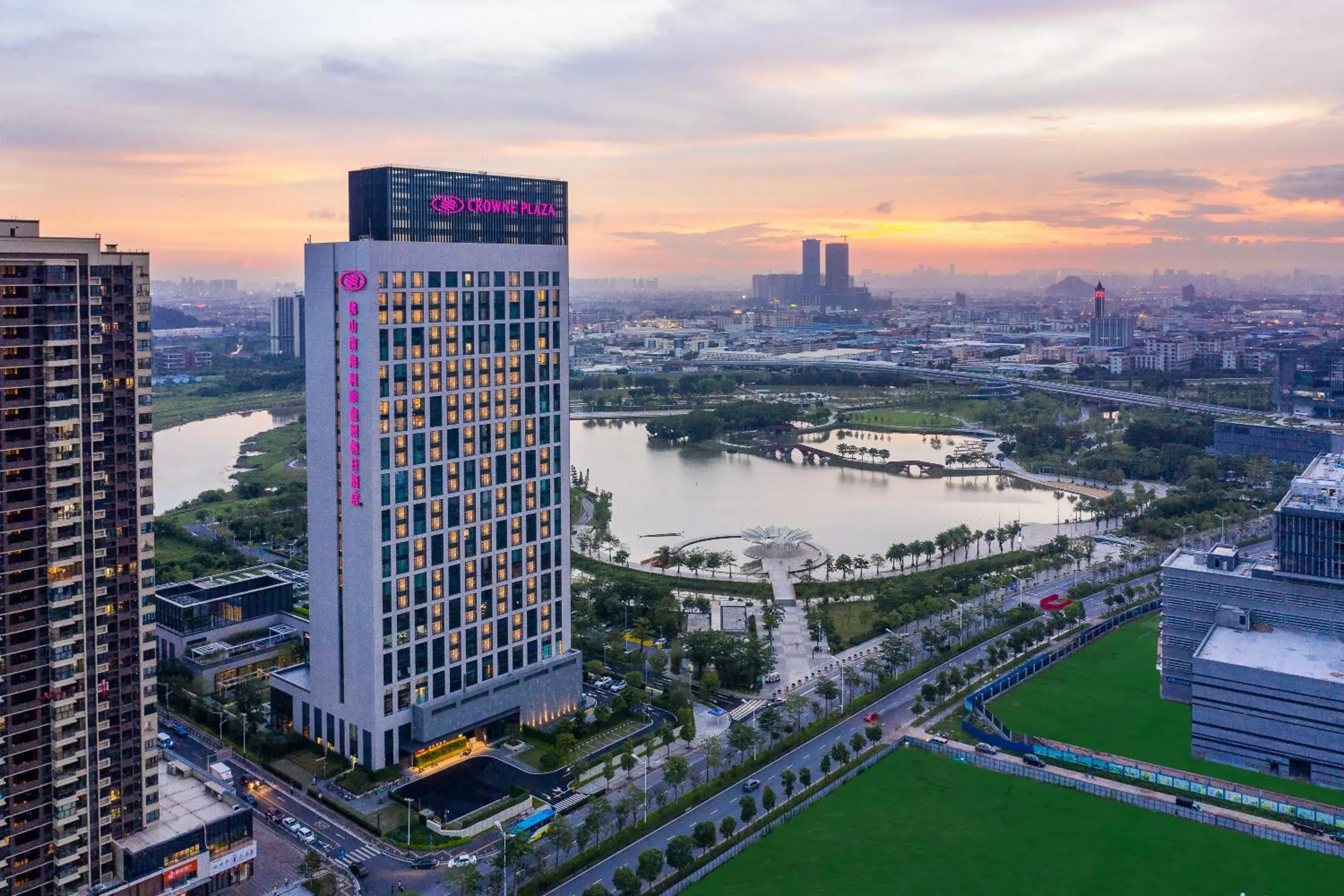 Property building in Crowne Plaza Foshan Nanhai-an IHG Hotel-Free Shuttle Bus to Canton Fair Property building in Crowne Plaza Foshan Nanhai-an IHG Hotel-Free Shuttle Bus to Canton Fair