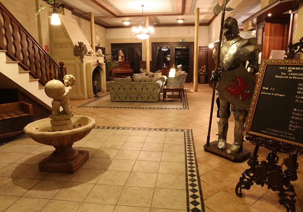 Lobby or reception in The Lakeside - Burghotel zu Strausberg
