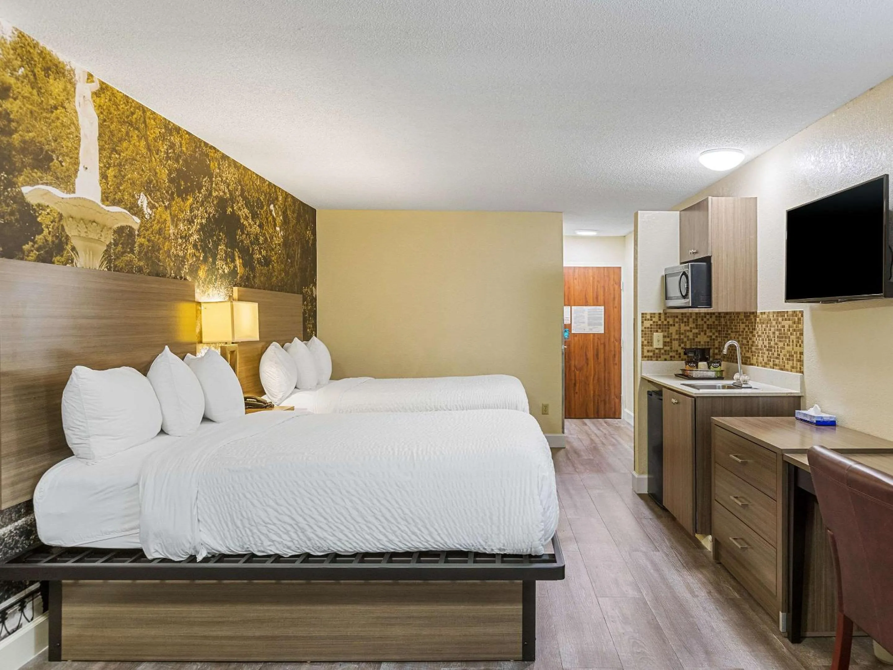 Bedroom, Bed in Clarion Pointe Savannah Gateway I-95