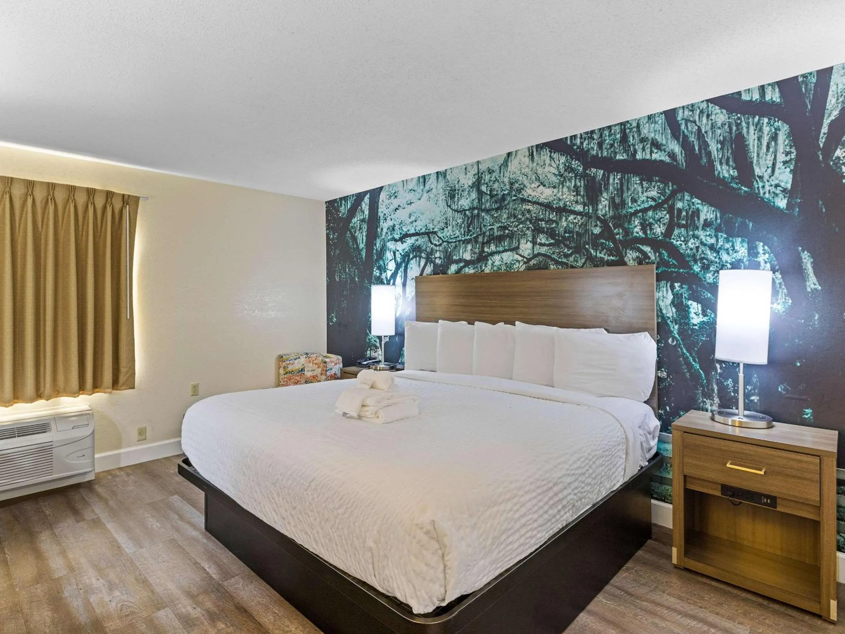 Bedroom, Bed in Clarion Pointe Savannah Gateway I-95