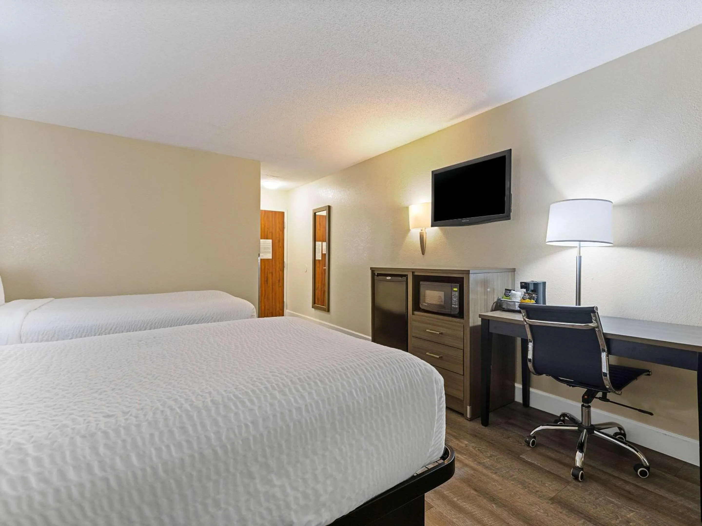 Bedroom, Bed in Clarion Pointe Savannah Gateway I-95