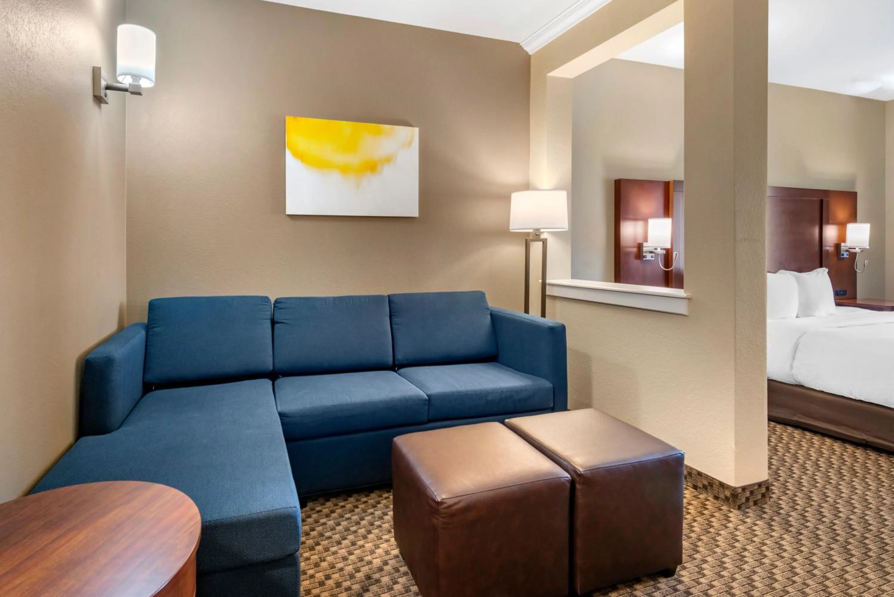 Seating area, Bed in Comfort Suites Broomfield-Boulder-Interlocken