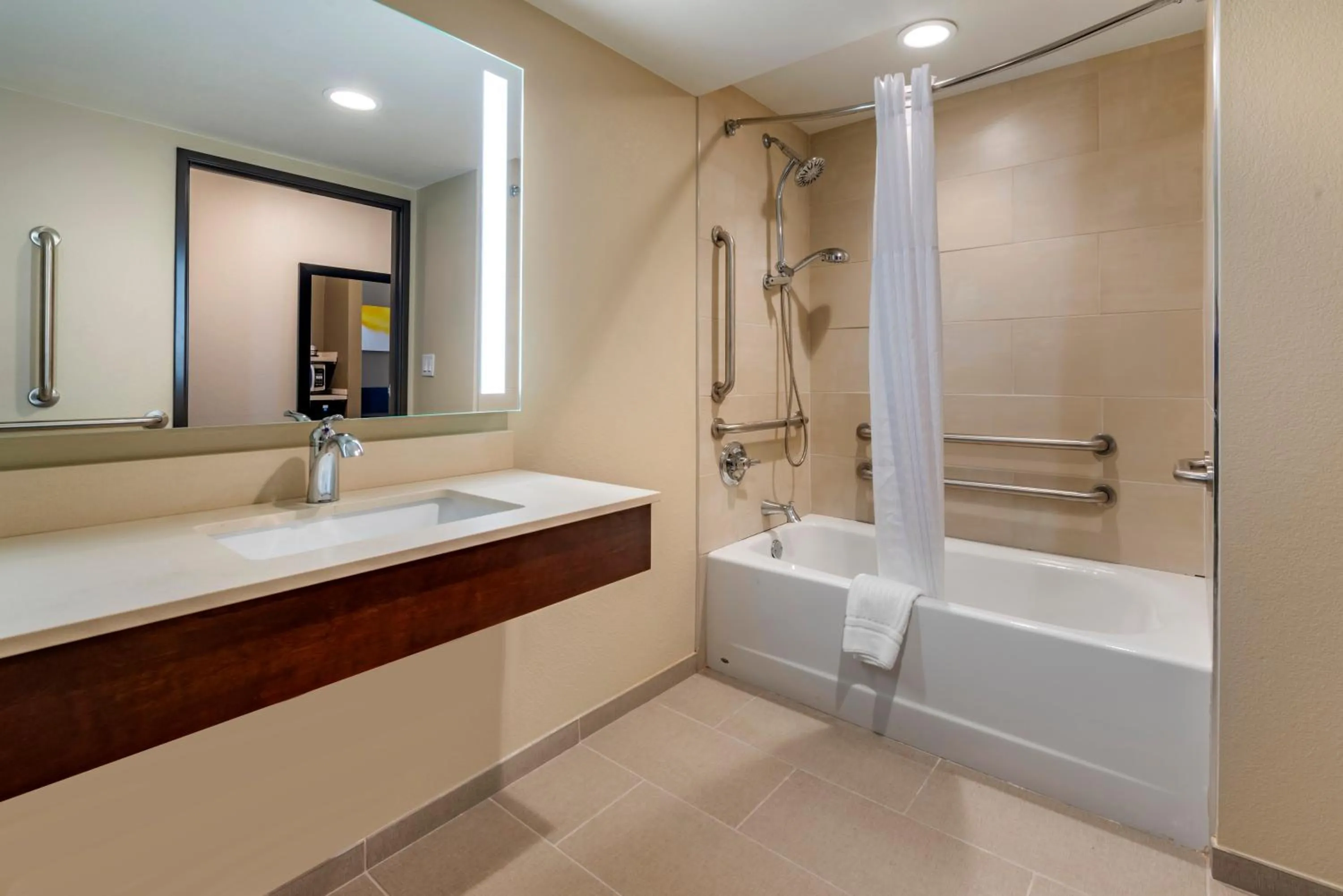 Bathroom in Comfort Suites Broomfield-Boulder-Interlocken