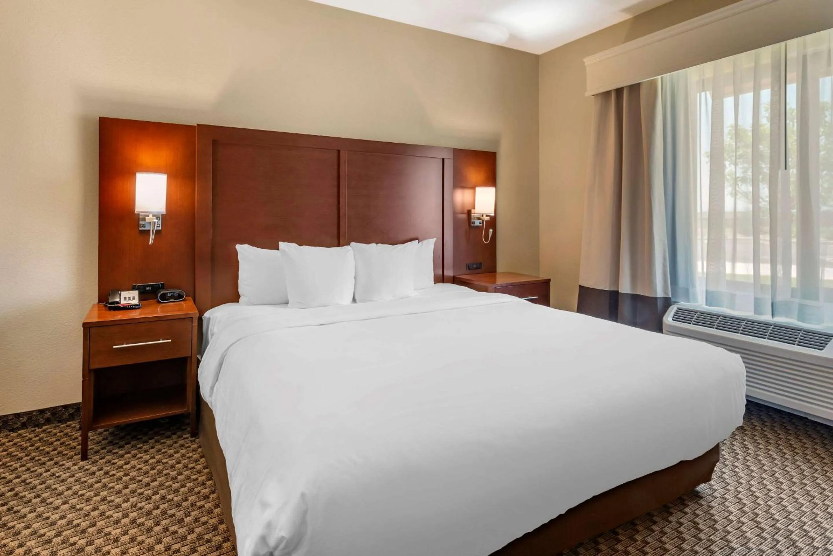 Bedroom, Bed in Comfort Suites Broomfield-Boulder-Interlocken