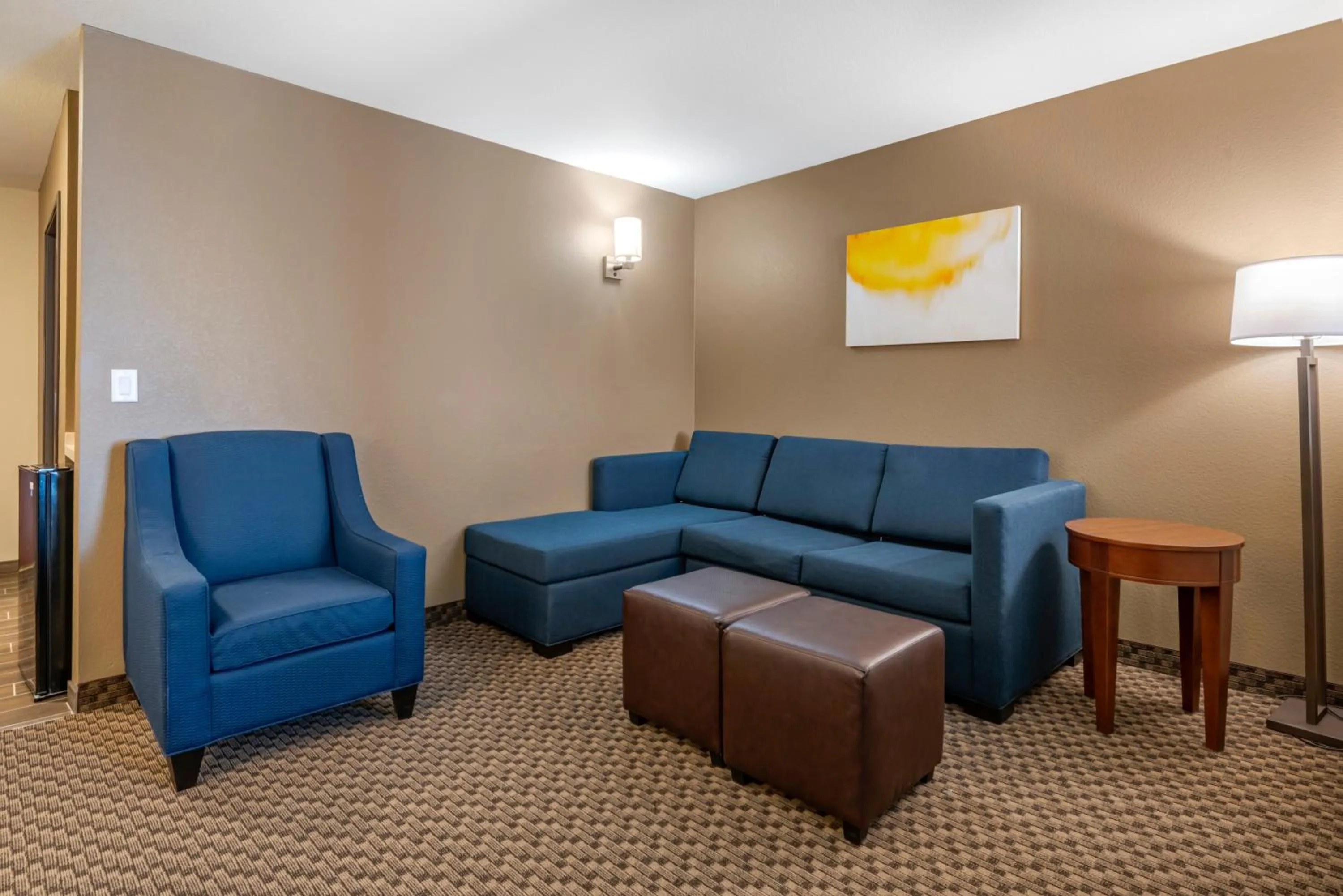 Seating area in Comfort Suites Broomfield-Boulder-Interlocken