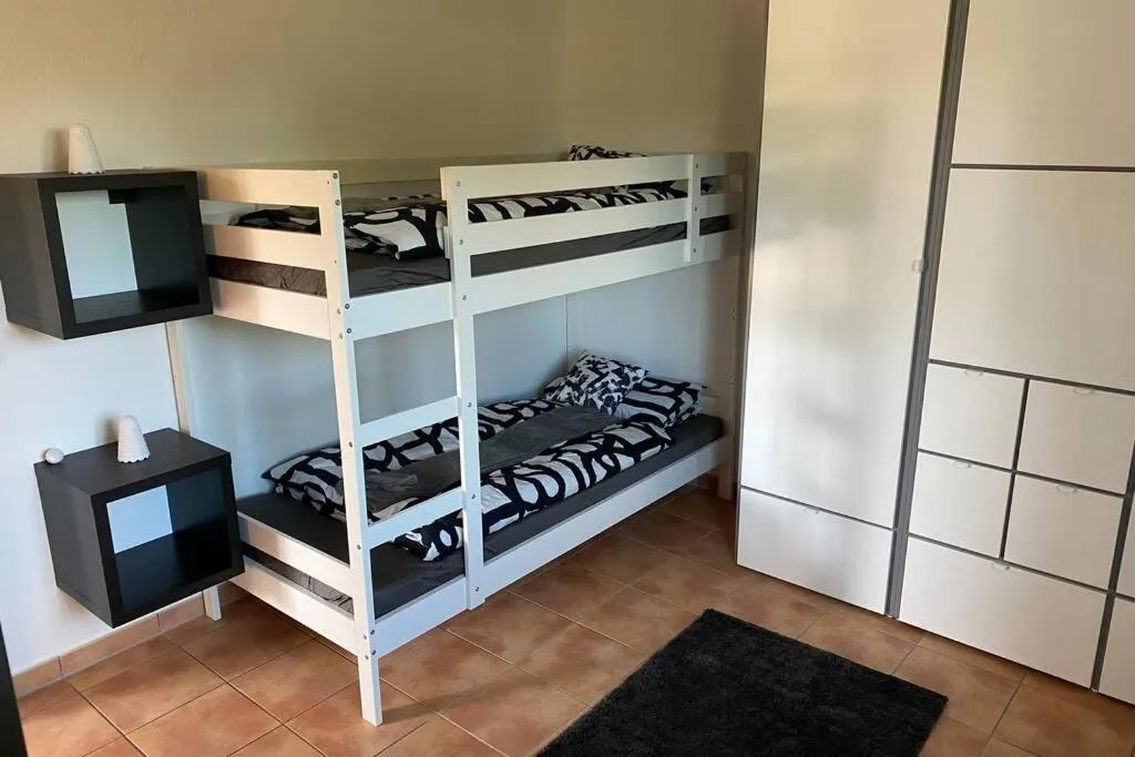 Das Schneckenhaus - Ferienwohnung mit Pool & Seeblick
