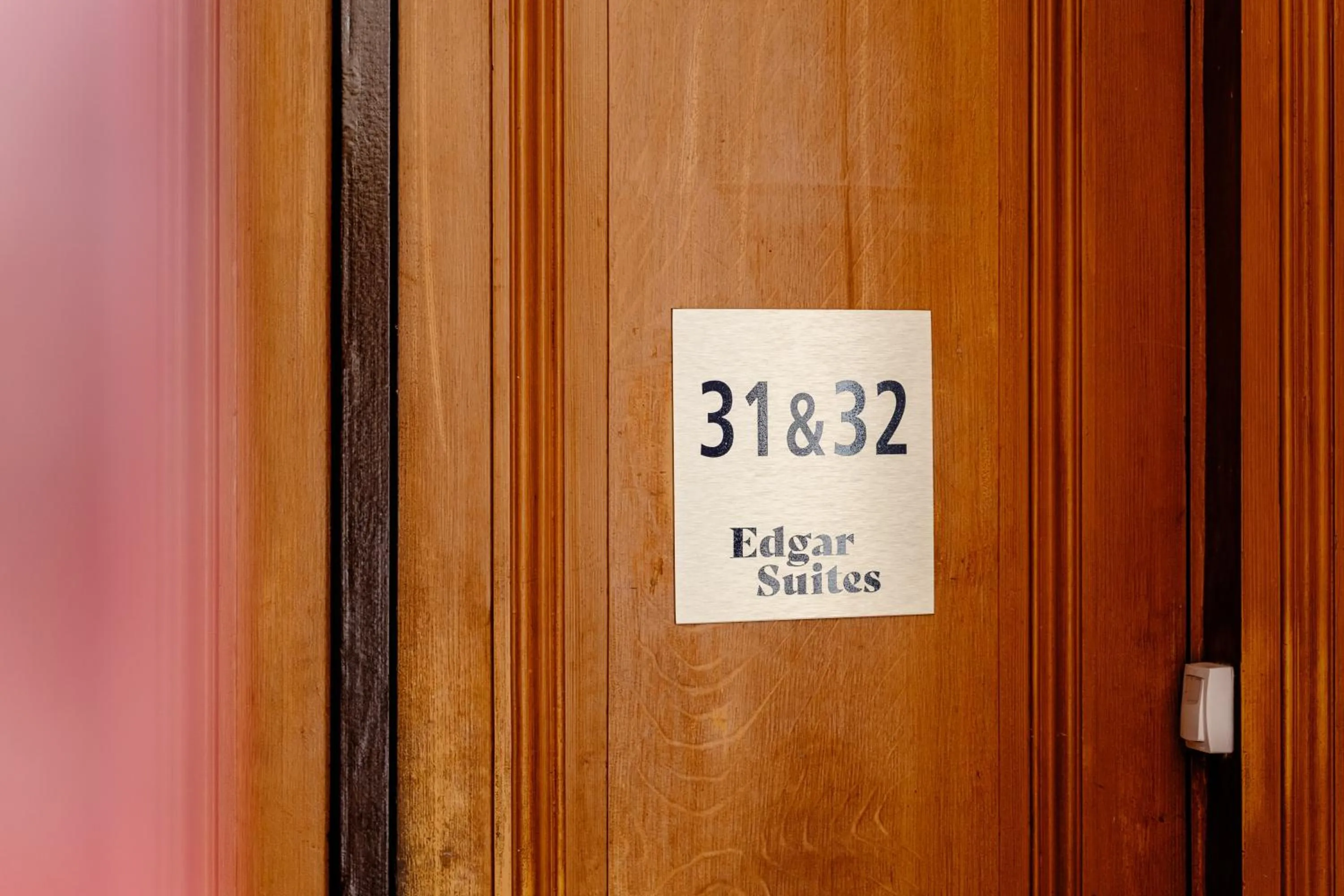 Logo/Certificate/Sign in Edgar Suites Saint-Lazare - Amsterdam