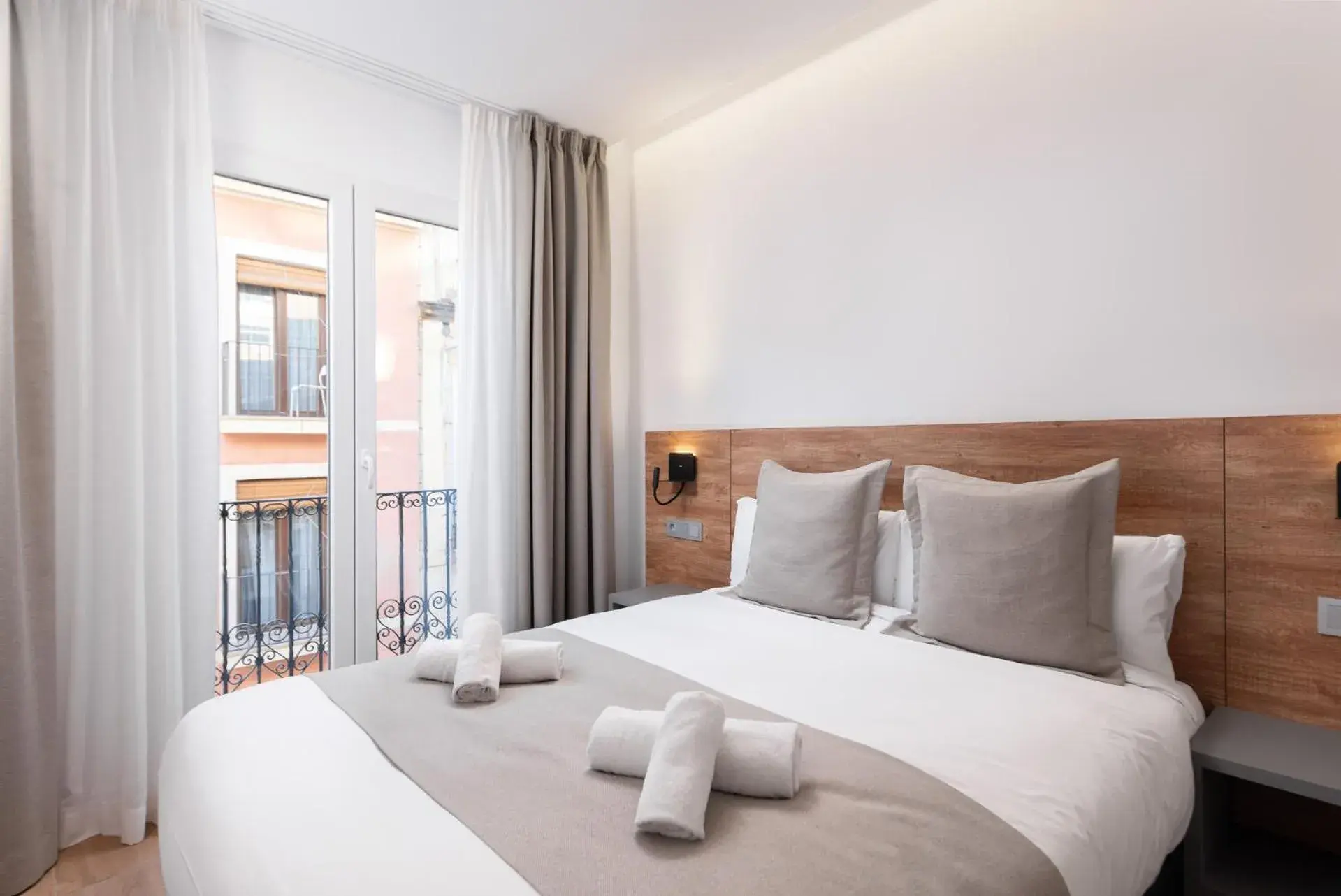 Street view, Bed in VIL5 by Be Alicante Street view, Bed in VIL5 by Be Alicante