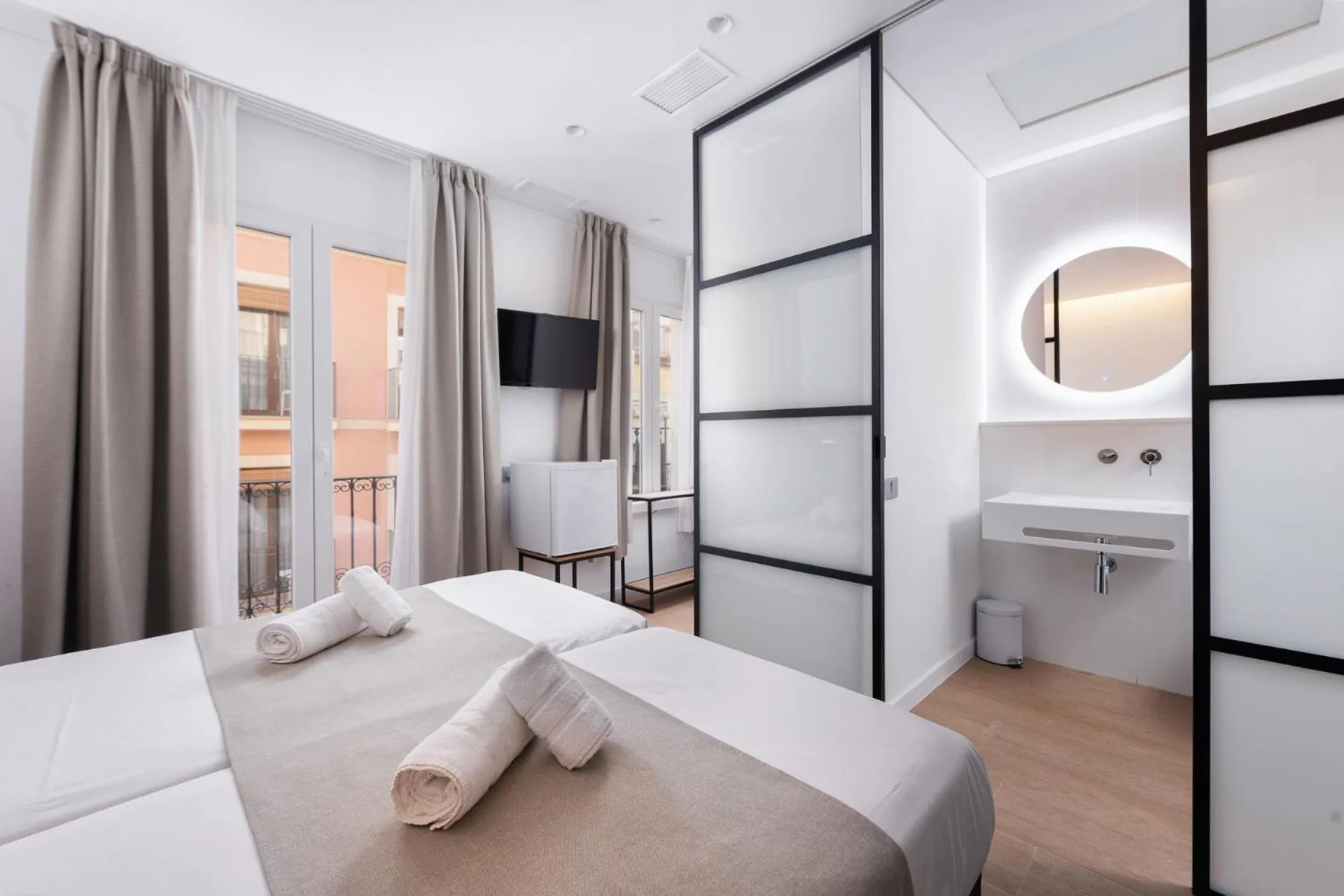 Bathroom, Bed in VIL5 by Be Alicante
