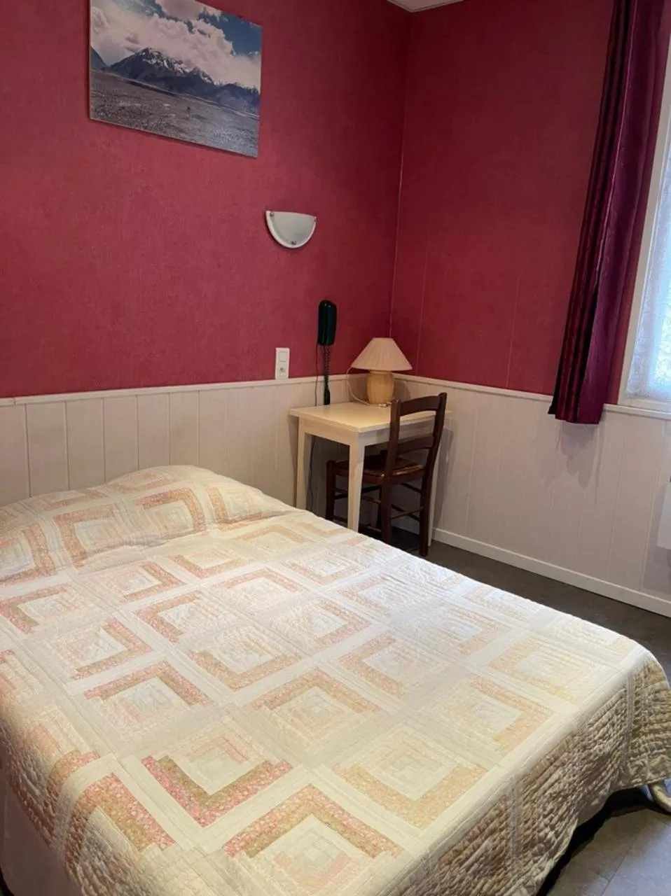 Bed in Notre Dame AUXILIATRICE