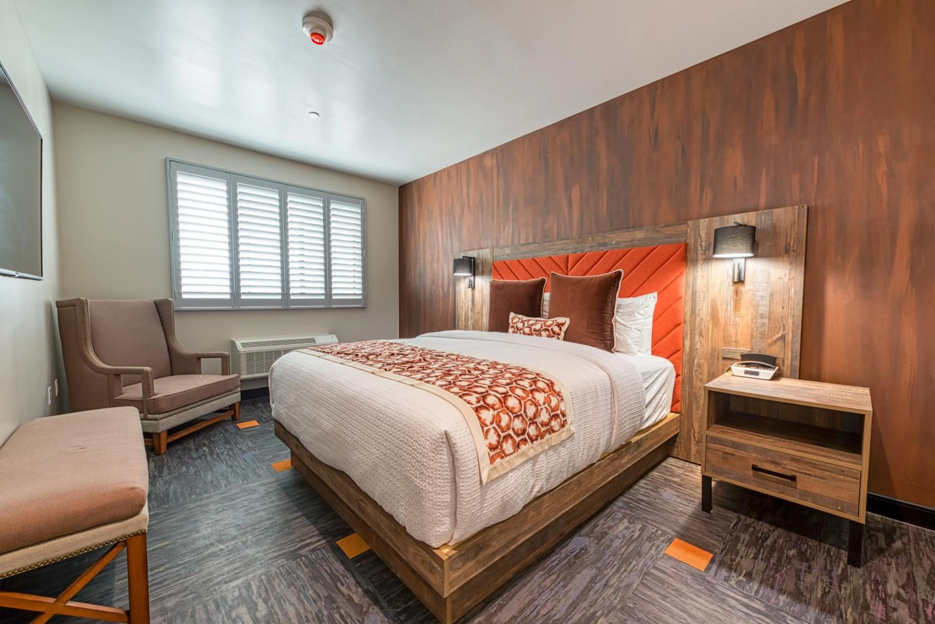 Bed in Hotel Lexen Newhall & Santa Clarita - Near Six Flags Magic Mountain