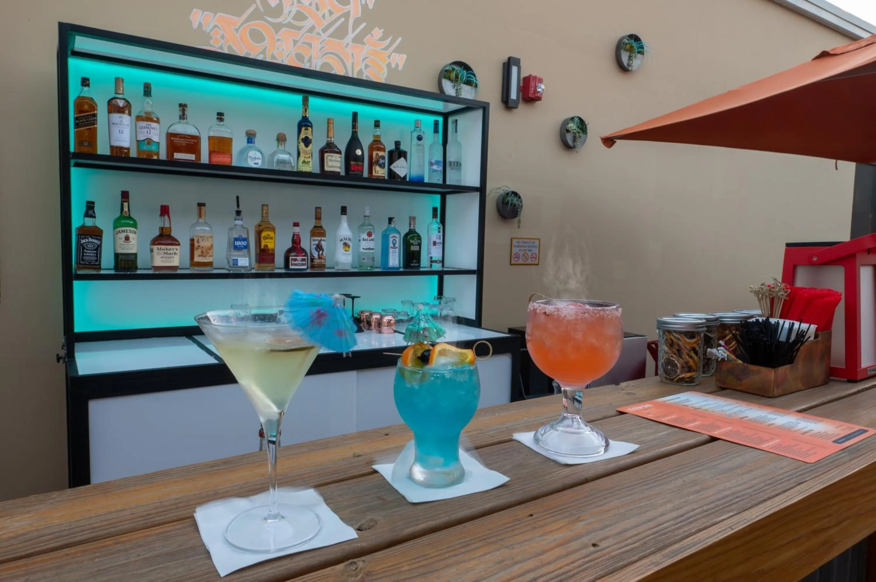 Lounge or bar in Hotel Lexen Newhall & Santa Clarita - Near Six Flags Magic Mountain