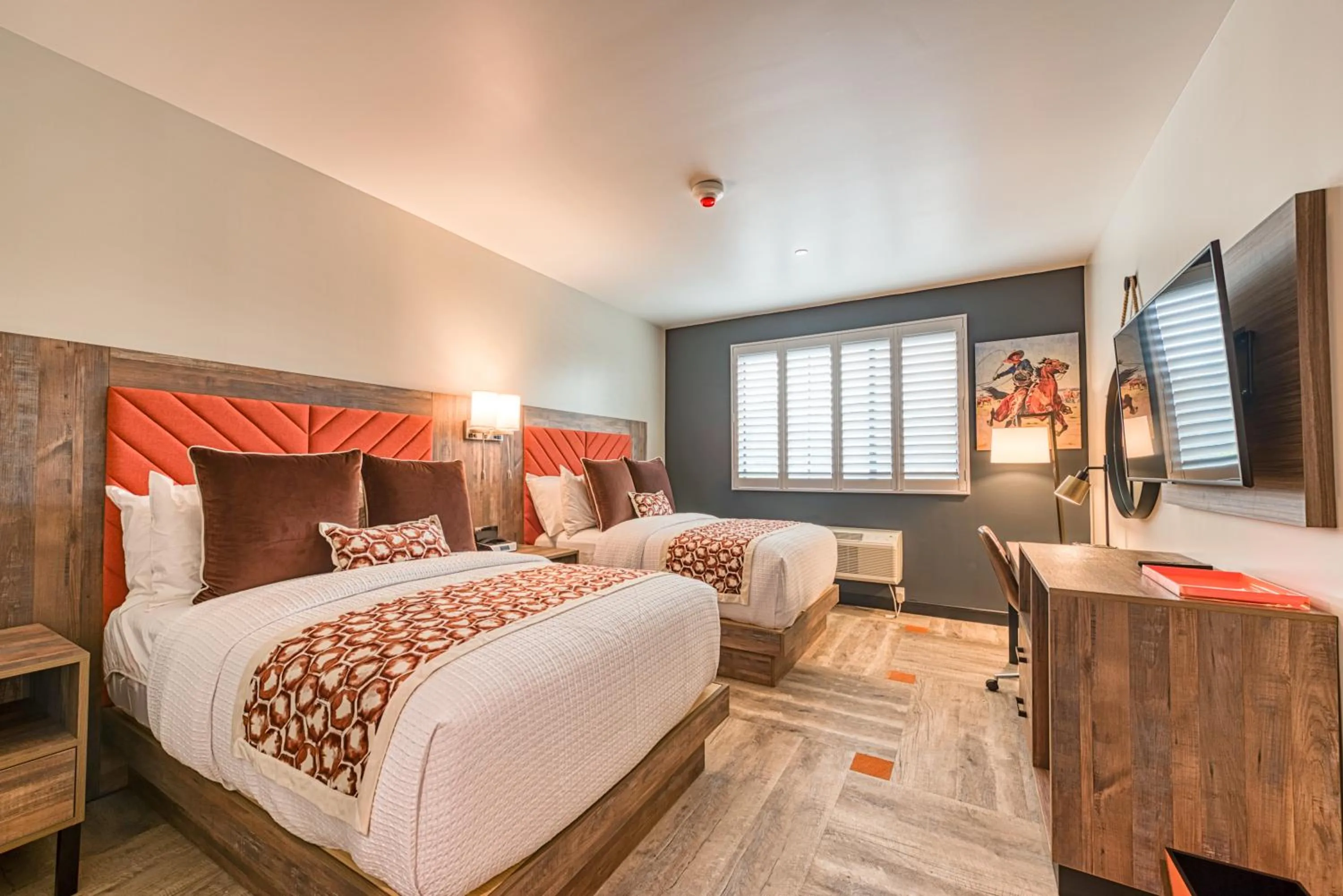 Bed in Hotel Lexen Newhall & Santa Clarita - Near Six Flags Magic Mountain